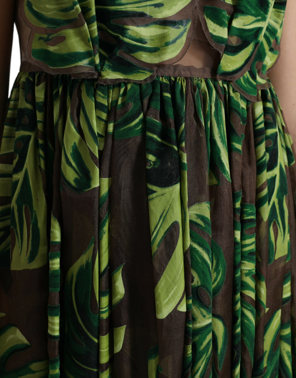 Robe longue sans manches Dolce & Gabbana en tissu à motif feuilles de bananier vert, élégante et fluide.