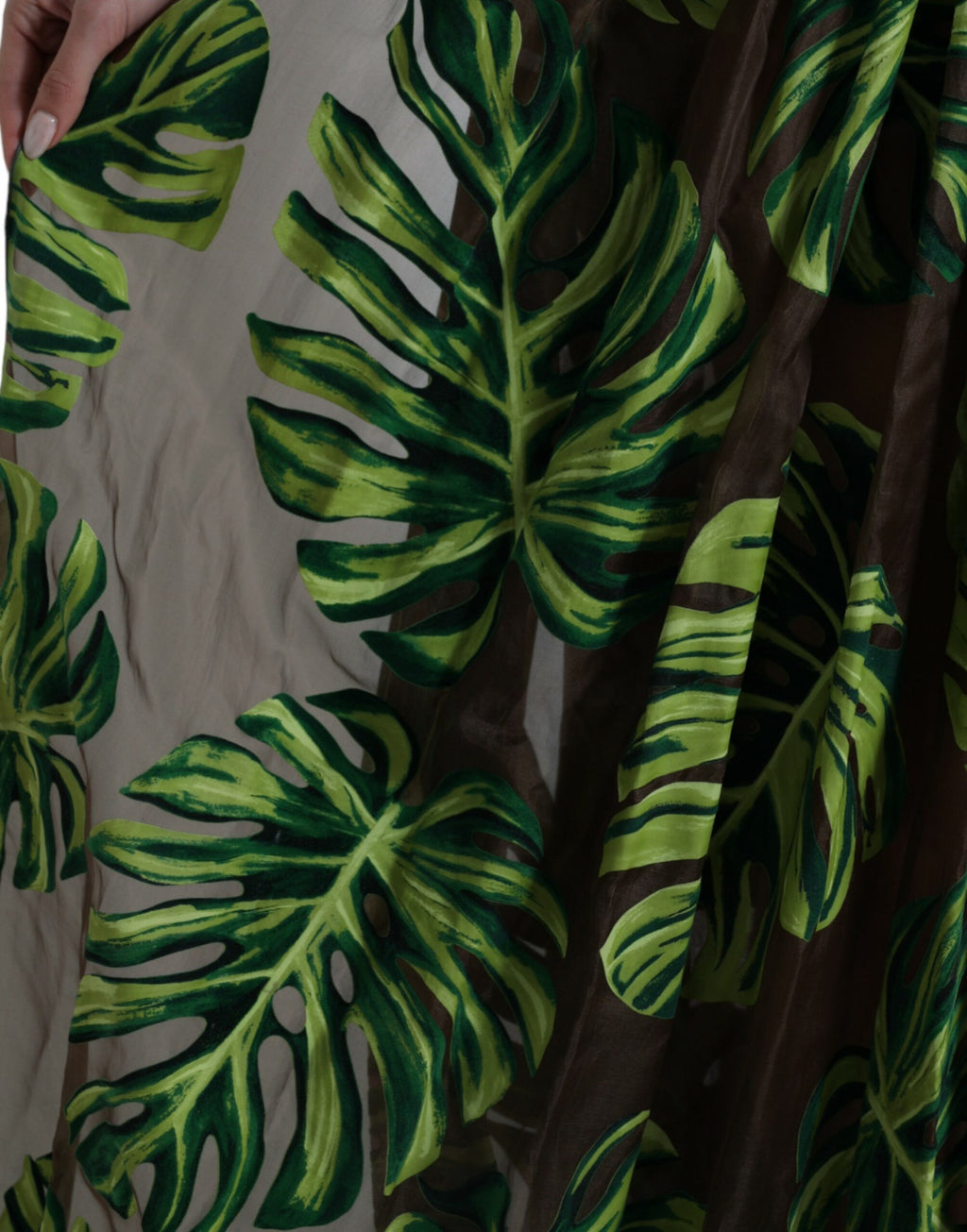 Robe longue sans manches Dolce & Gabbana à motifs de feuilles de bananier vert, style maxi élégante et fluide.