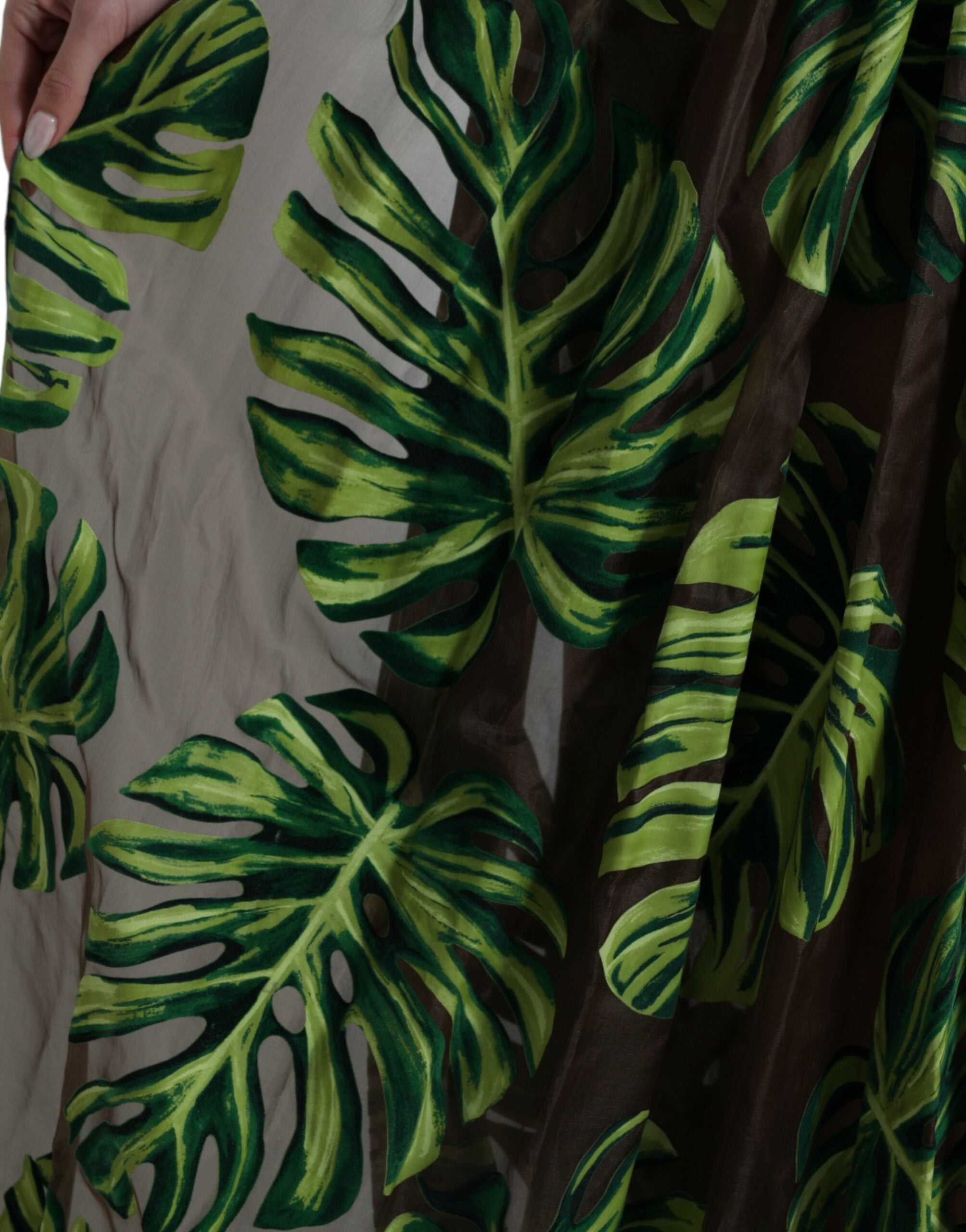 Robe longue sans manches Dolce & Gabbana à motifs de feuilles de bananier vert, style maxi élégante et fluide.
