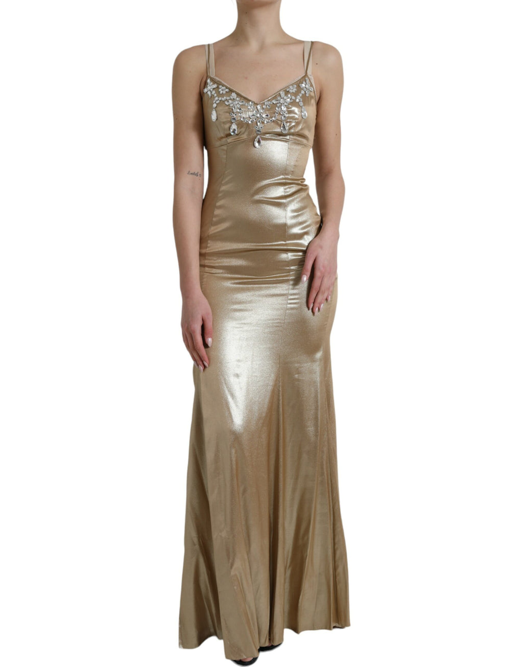 Robe longue dorée en métal avec cristaux brillants signée Dolce & Gabbana, élégante et ornée de détails scintillants.