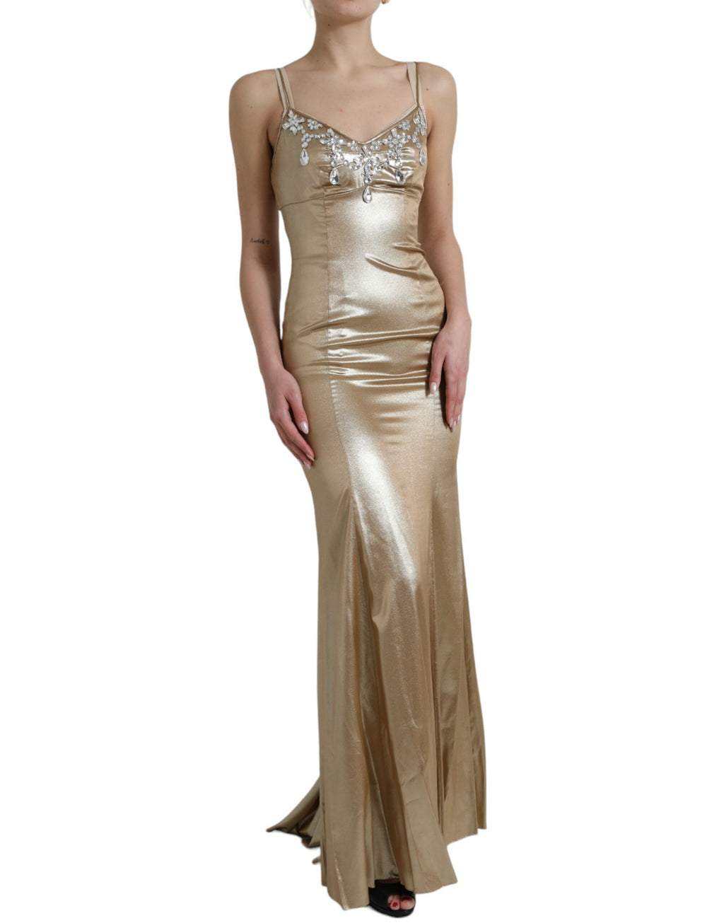 Robe de soirée Dolce & Gabbana dorée avec cristaux métalliques et embellissements brillants, style élégant et sophistiqué.