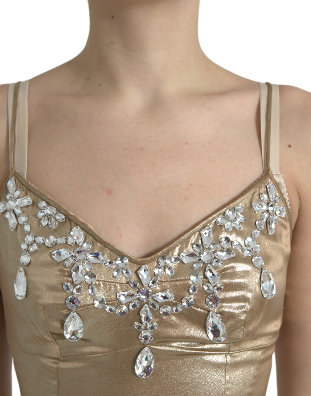 Robe longue dorée en métal avec cristaux, élégante robe Dolce & Gabbana ornée de détails brillants.
