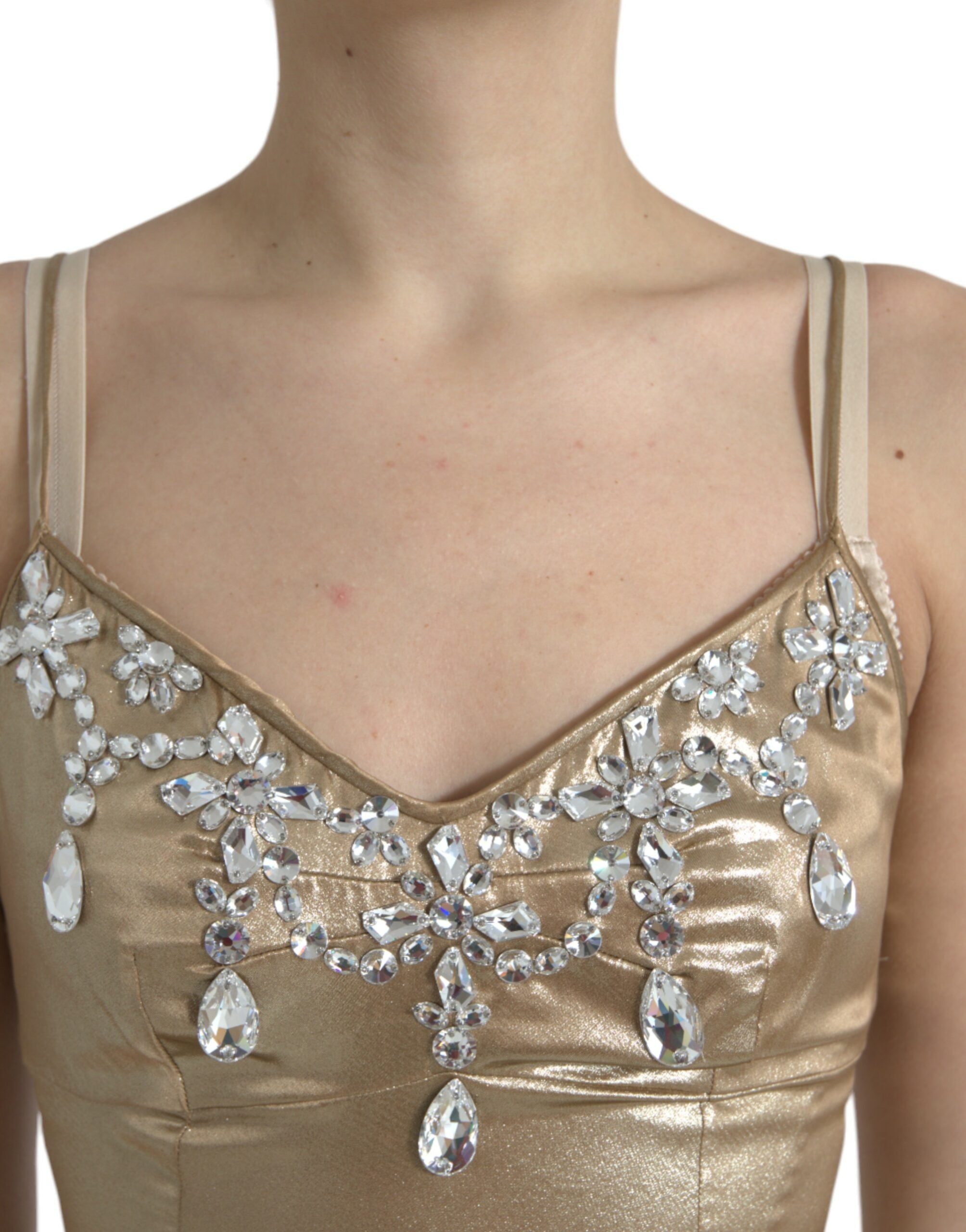 Robe longue dorée en métal avec cristaux, élégante robe Dolce & Gabbana ornée de détails brillants.