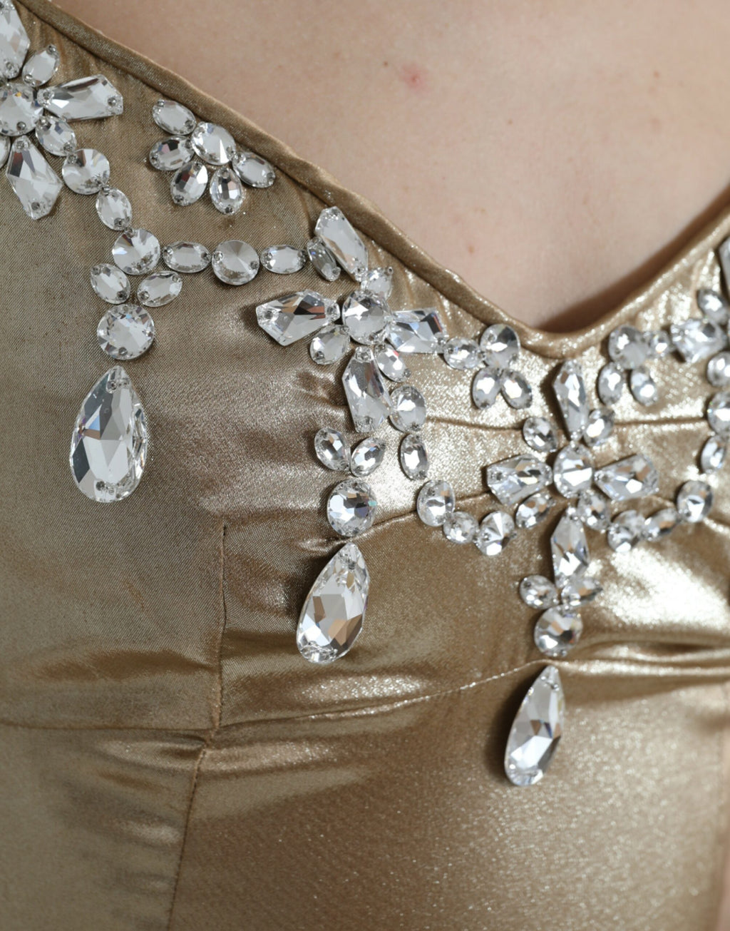 Robe de soirée Dolce & Gabbana dorée en métal avec cristaux brillants et embellissements luxueux, vue de face.