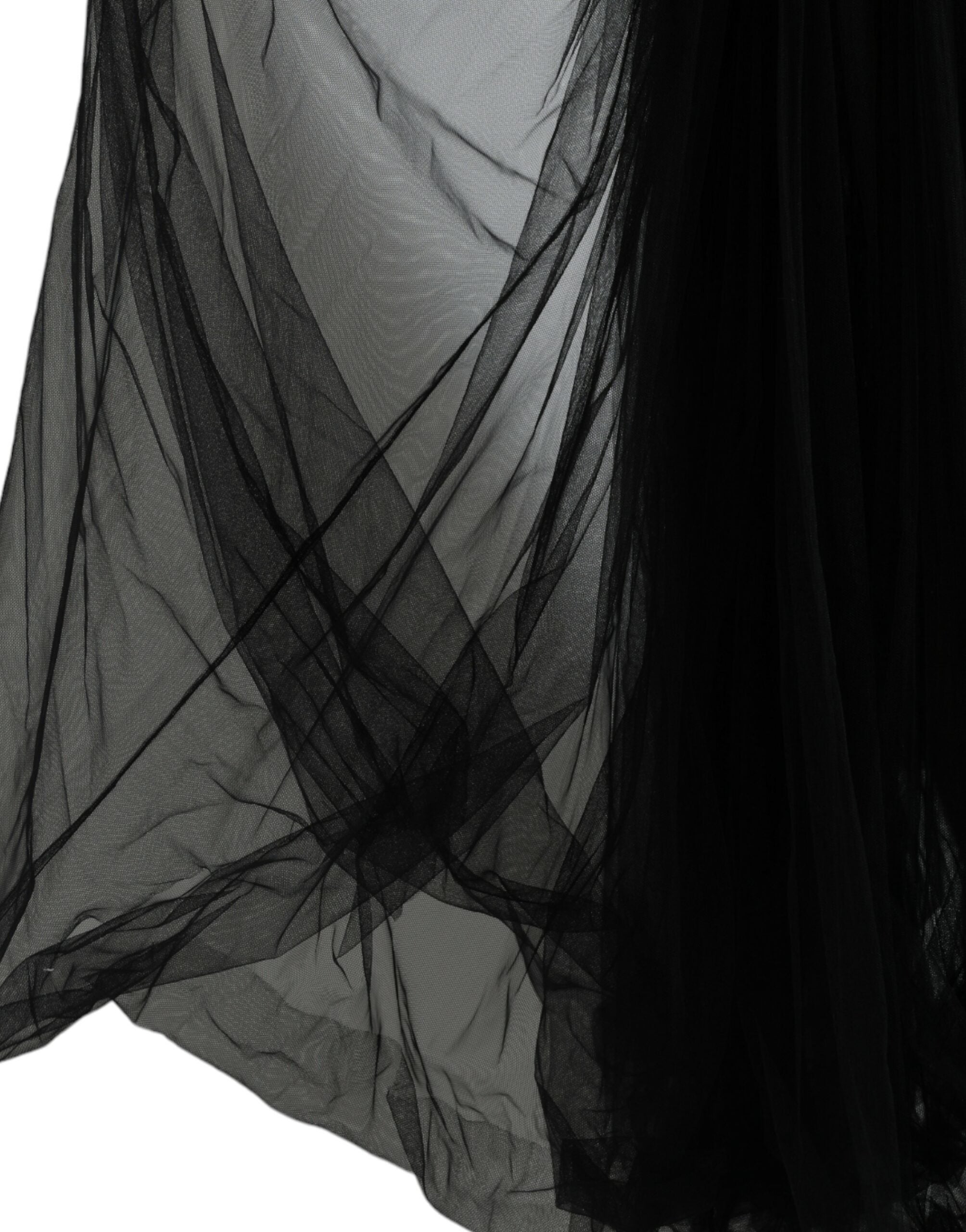Robe longue sans manches Dolce & Gabbana en tulle noir avec sequins et superpositions, élégante et sophistiquée.