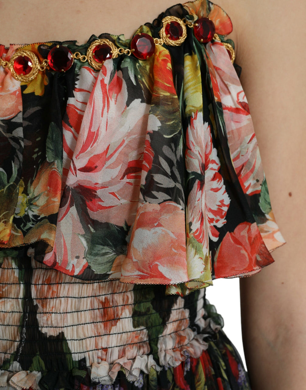 Robe longue à fleurs multicolores en chiffon à plusieurs couches, Dolce & Gabbana, élégante et fluide.