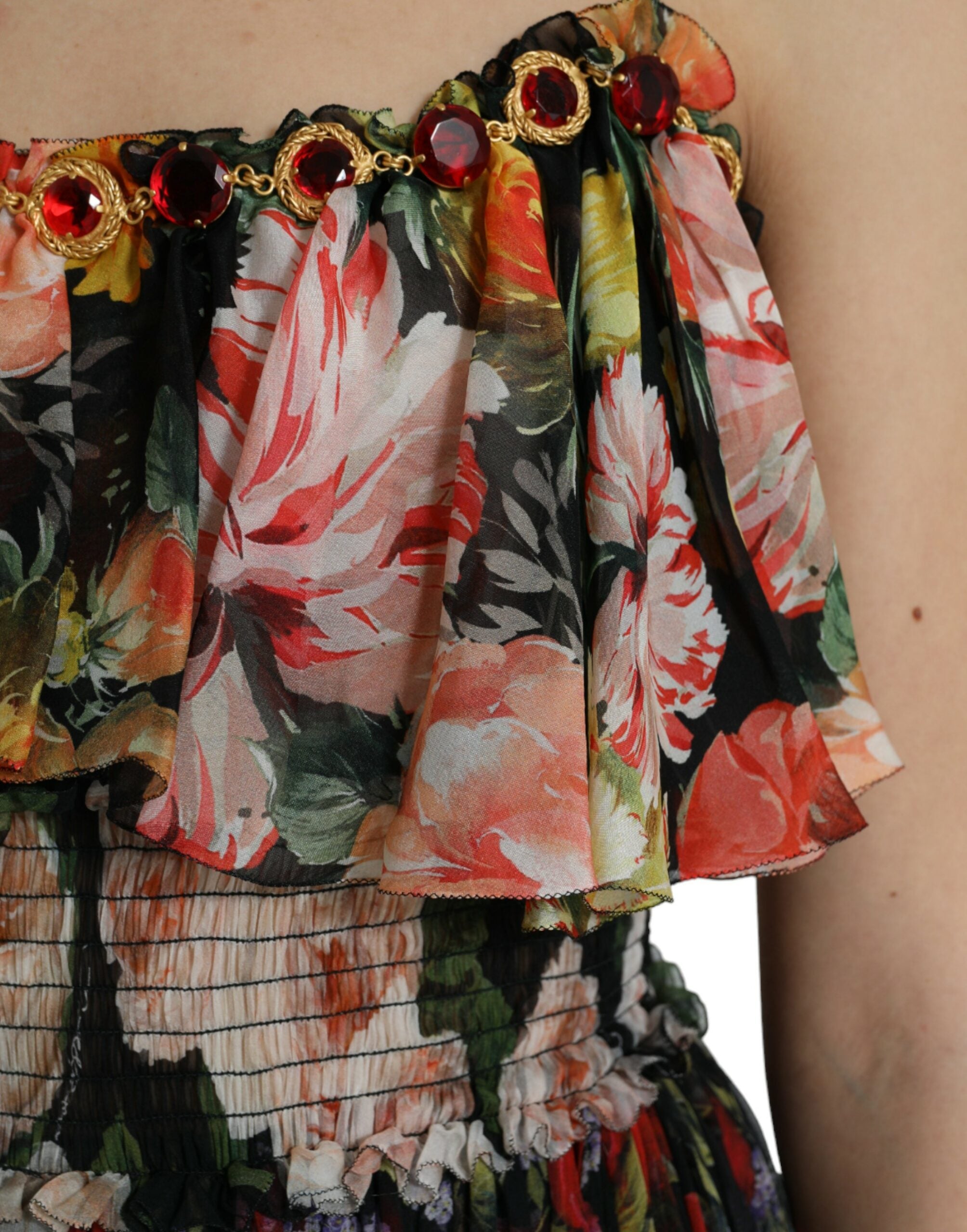 Robe longue à fleurs multicolores en chiffon à plusieurs couches, Dolce & Gabbana, élégante et fluide.