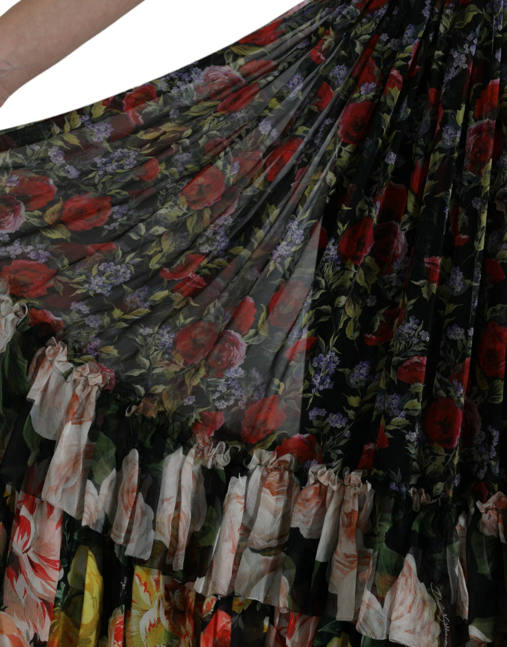 Robe longue en chiffon à fleurs multicolores de Dolce & Gabbana, robe maxi à plusieurs couches et style élégant.