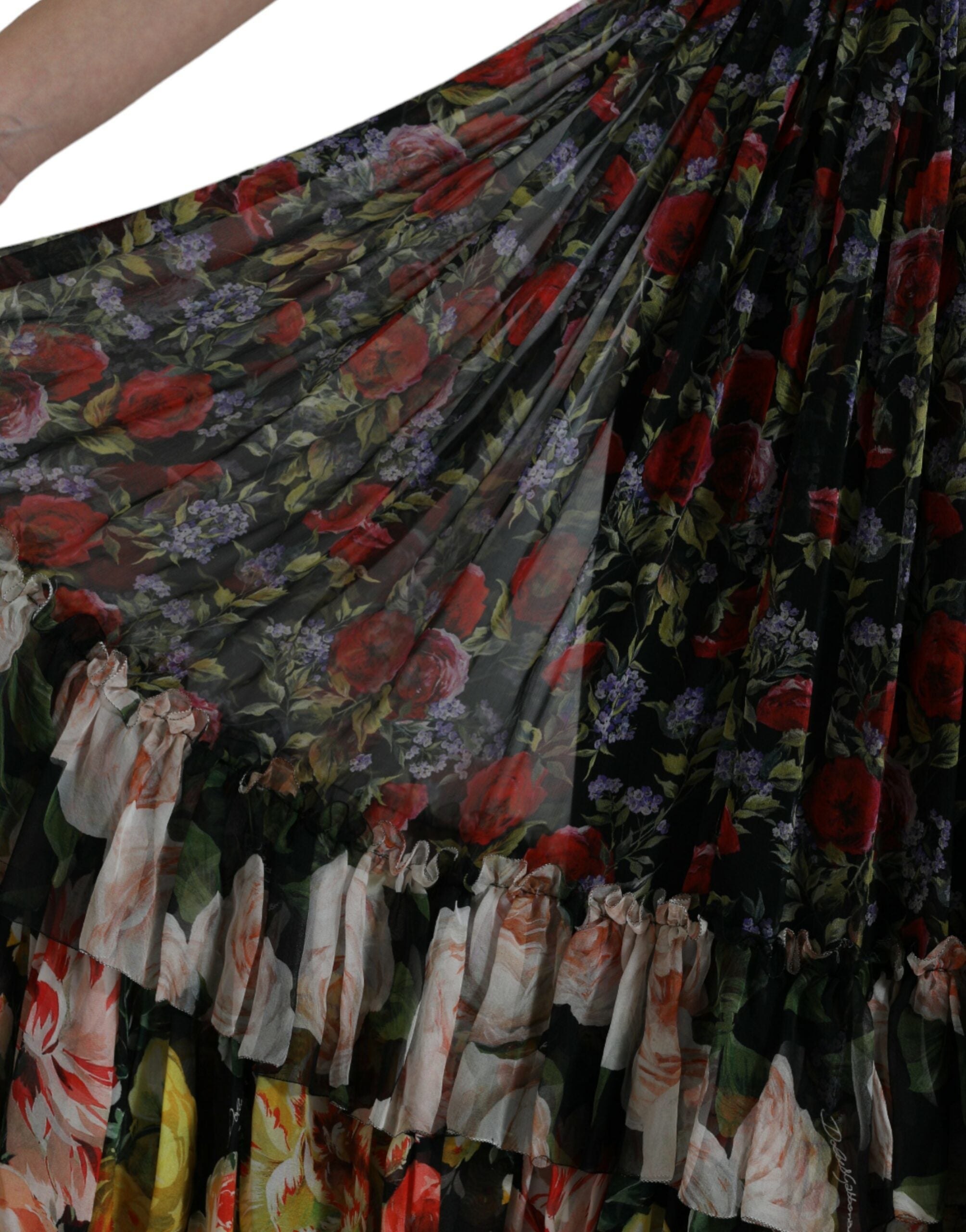 Robe longue en chiffon à fleurs multicolores de Dolce & Gabbana, robe maxi à plusieurs couches et style élégant.