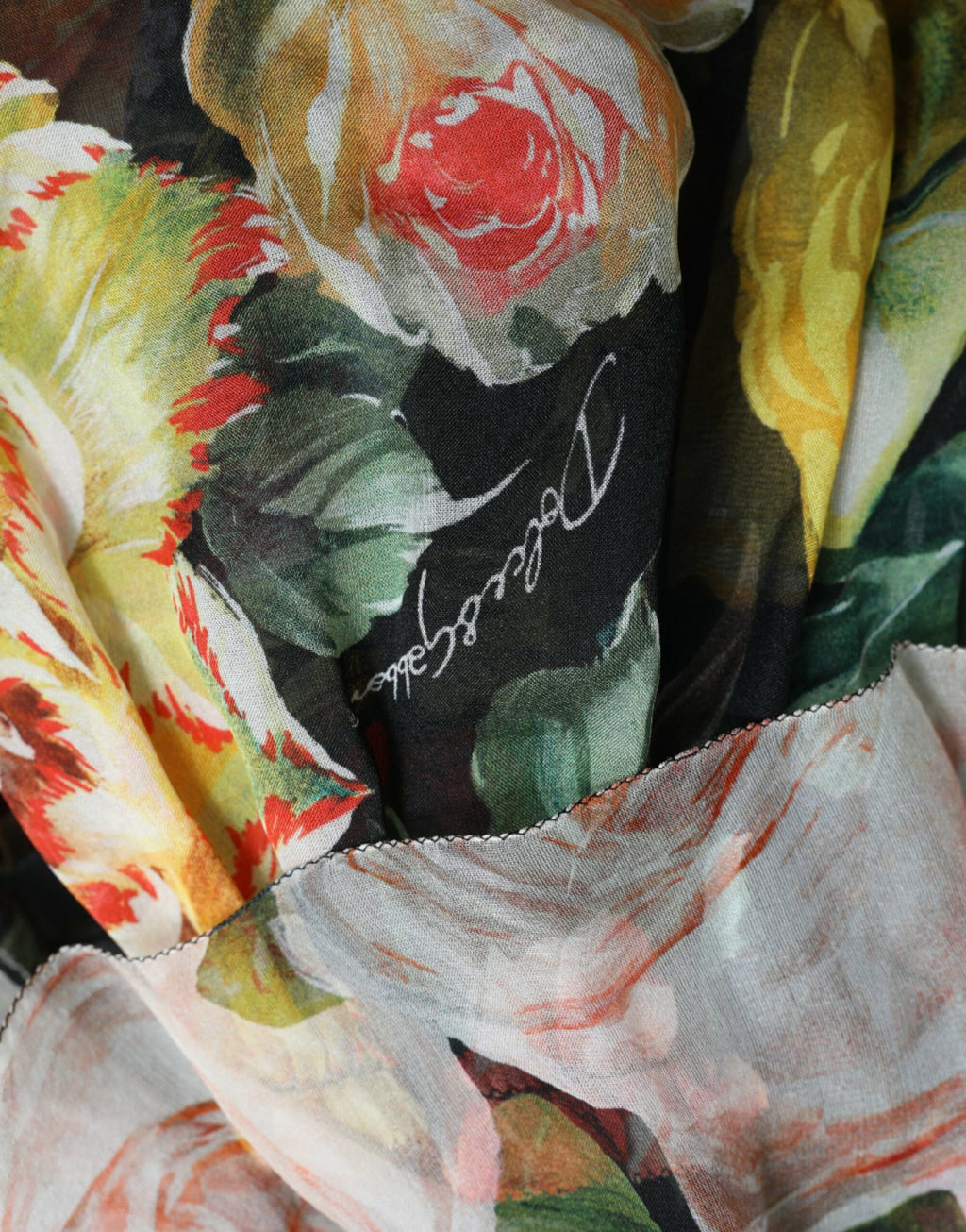 Robe longue à fleurs multicolores en chiffon à plusieurs couches de Dolce & Gabbana, style élégant et fluide.