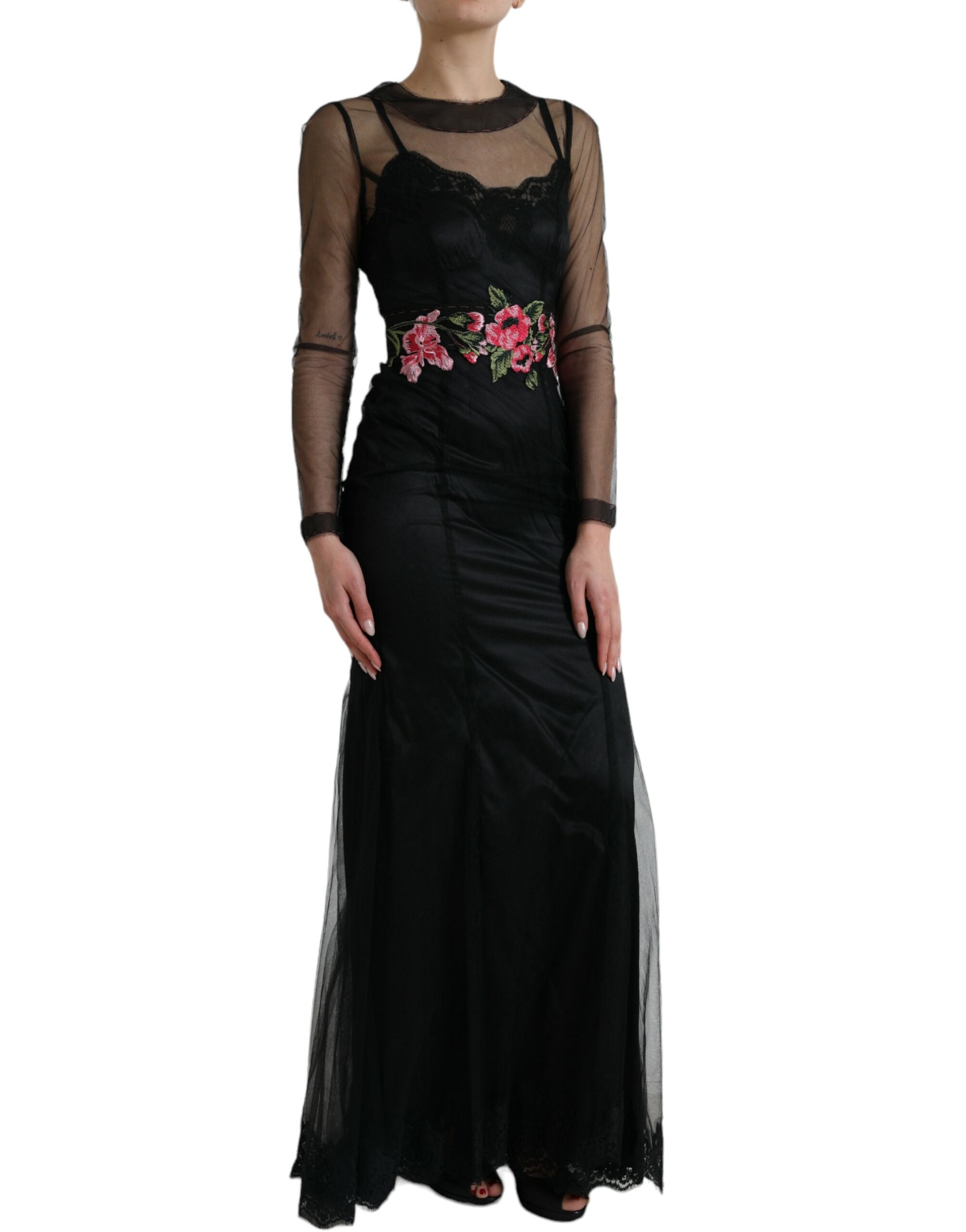Robe longue en tulle noir avec broderie florale en dentelle, création Dolce & Gabbana, élégante et sophistiquée.