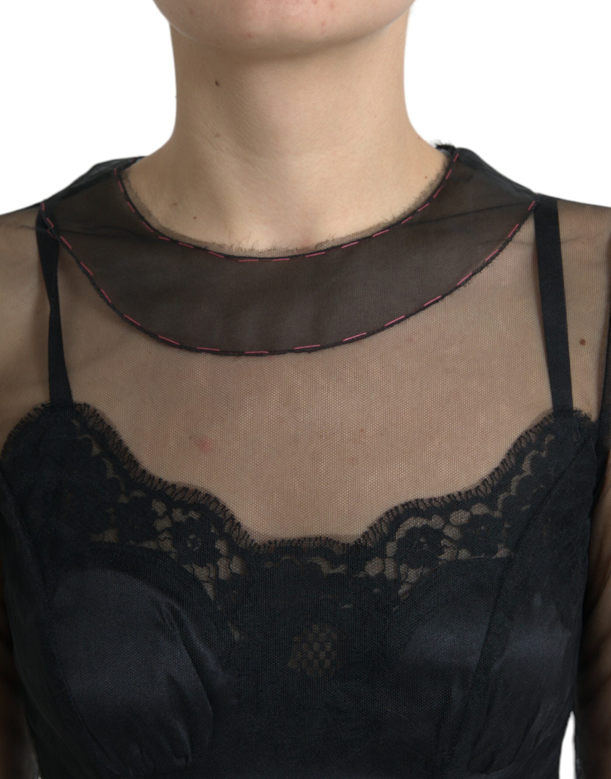 Robe longue en tulle noir avec broderie florale en embroidery, création de Dolce & Gabbana, élégante et raffinée.