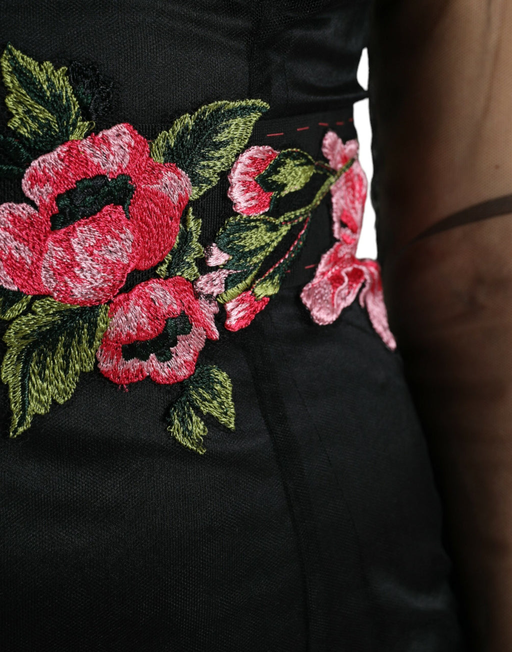 Robe longue Dolce & Gabbana en tulle noir avec broderie florale élégante et dentelle transparente.
