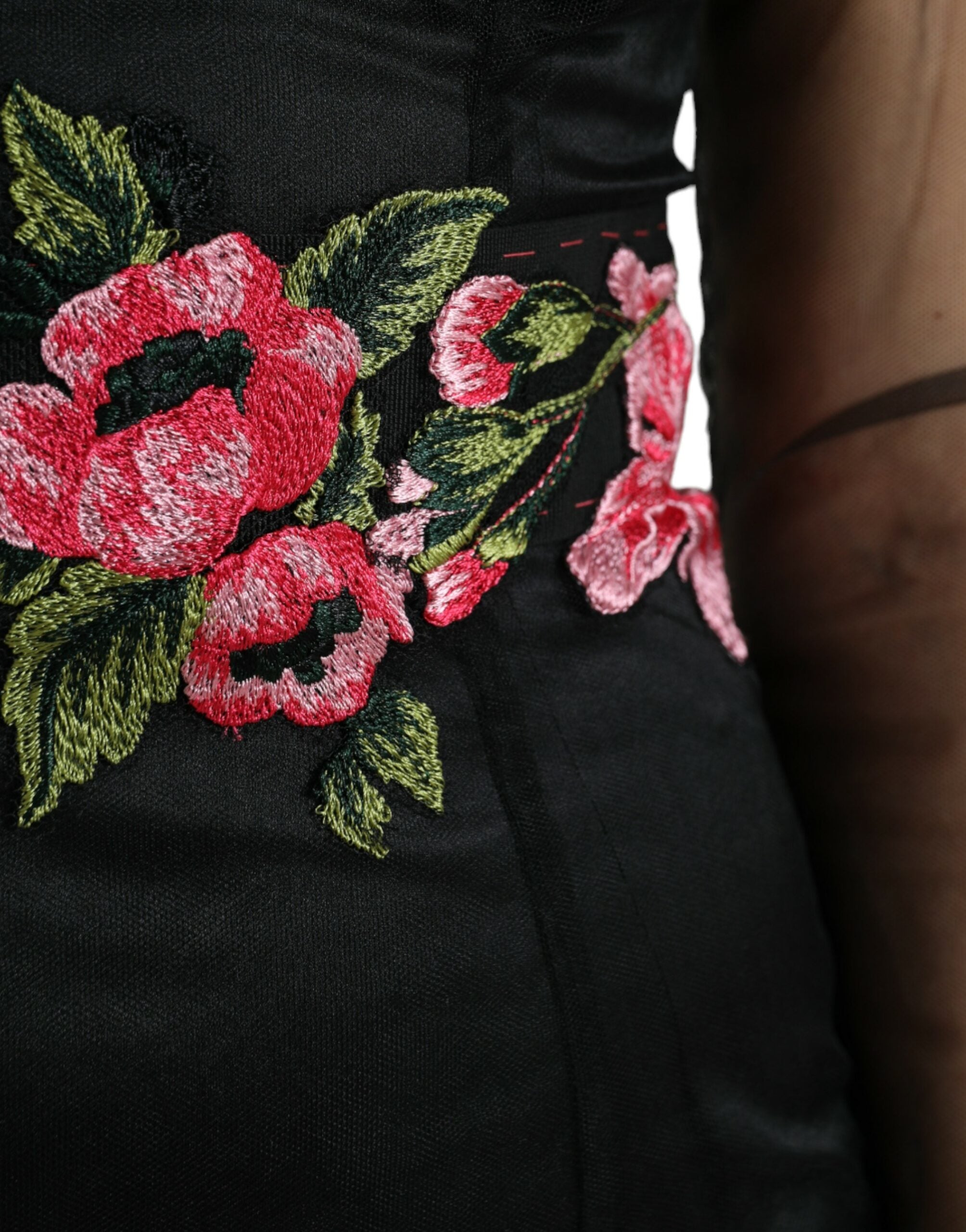 Robe longue Dolce & Gabbana en tulle noir avec broderie florale élégante et dentelle transparente.