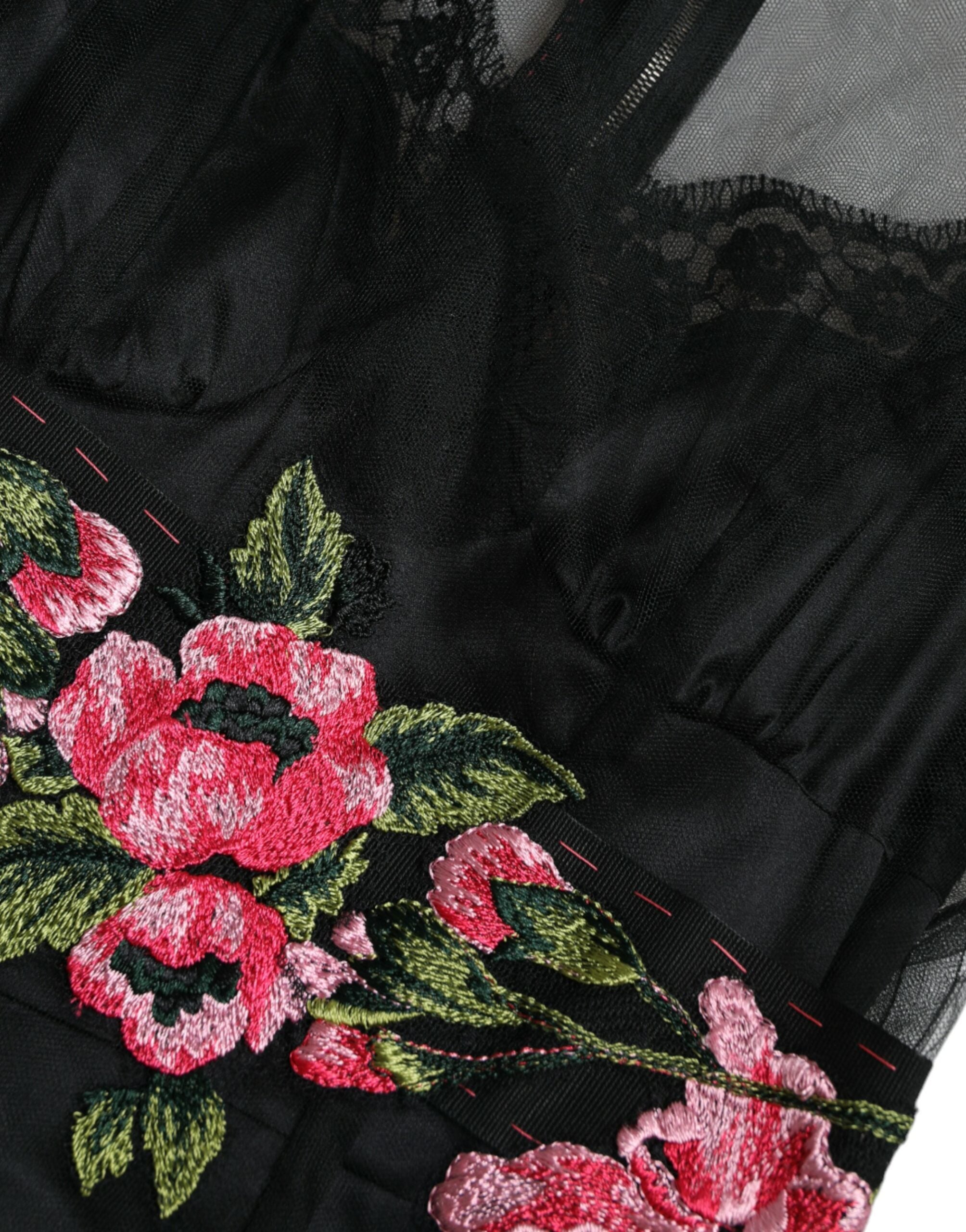 Robe longue en tulle noir avec broderie florale et dentelle, création Dolce & Gabbana, vêtement élégant et sophistiqué.