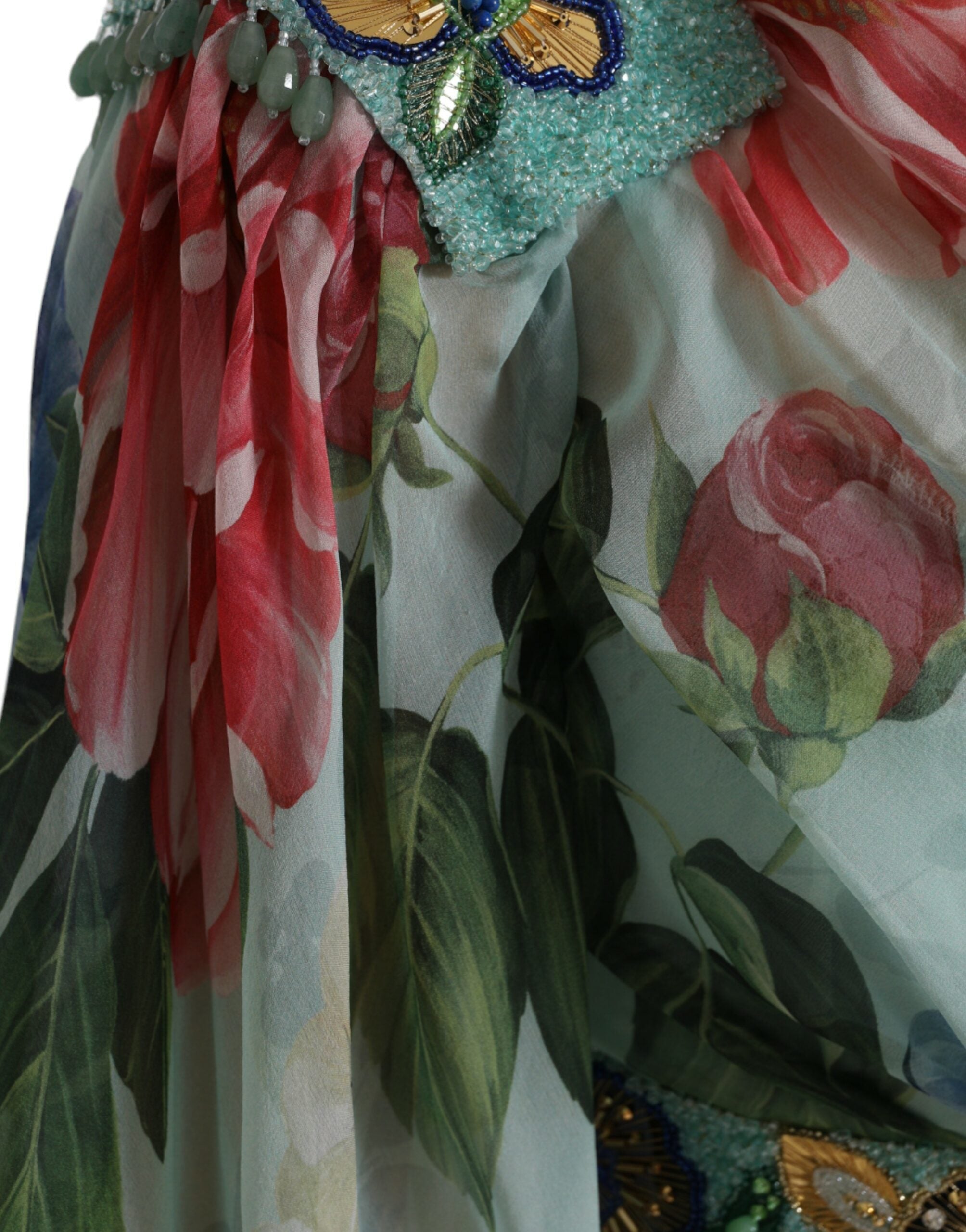Robe longue maxi à fleurs bleues à plusieurs couches de Dolce & Gabbana, style élégant et fluide, avec motif floral coloré.