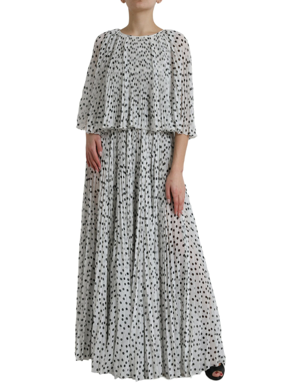 Robe longue blanche à pois noirs Dolce & Gabbana, jupe plissée en ligne A, élégante et fluide.