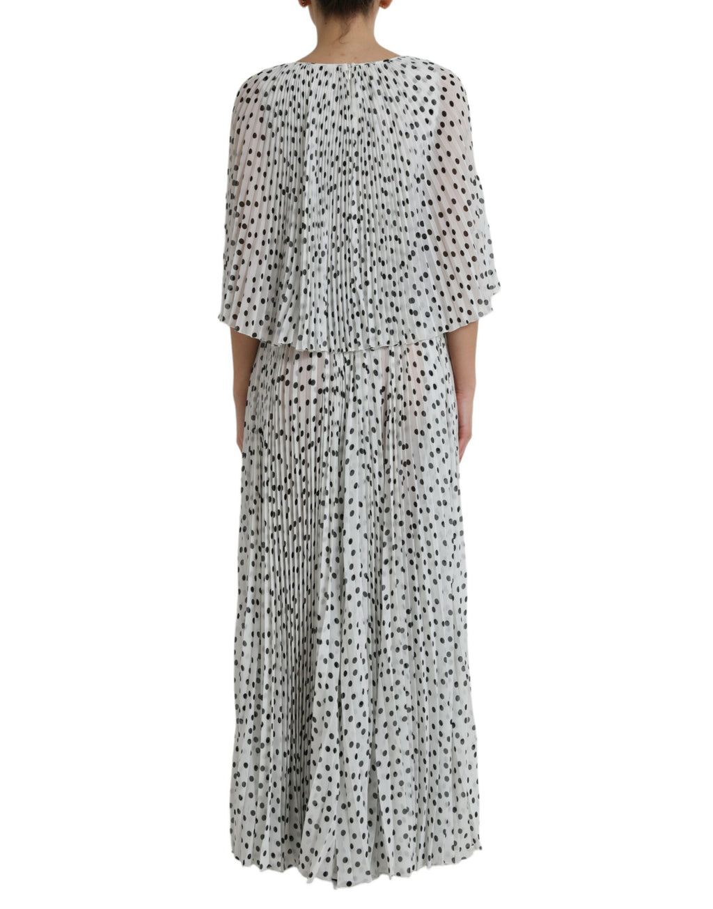 Robe longue blanche à pois noirs Dolce & Gabbana, style évasé et plissé, vêtement élégant pour occasions spéciales.