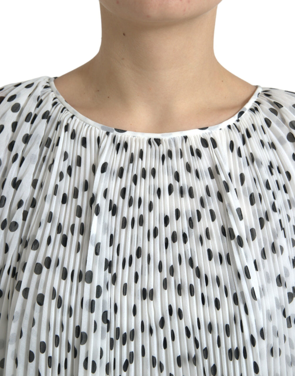 Robe longue blanche à pois noirs Dolce & Gabbana, jupe plissée en ligne A, élégante et fluide.