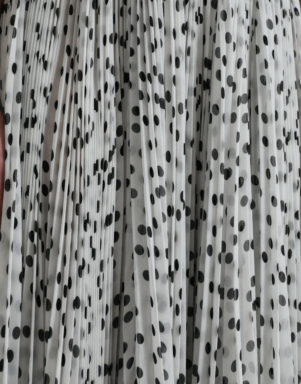 Robe longue plissée blanche à pois Dolce & Gabbana, robe de soirée élégante avec coupe évasée et détails à pois.