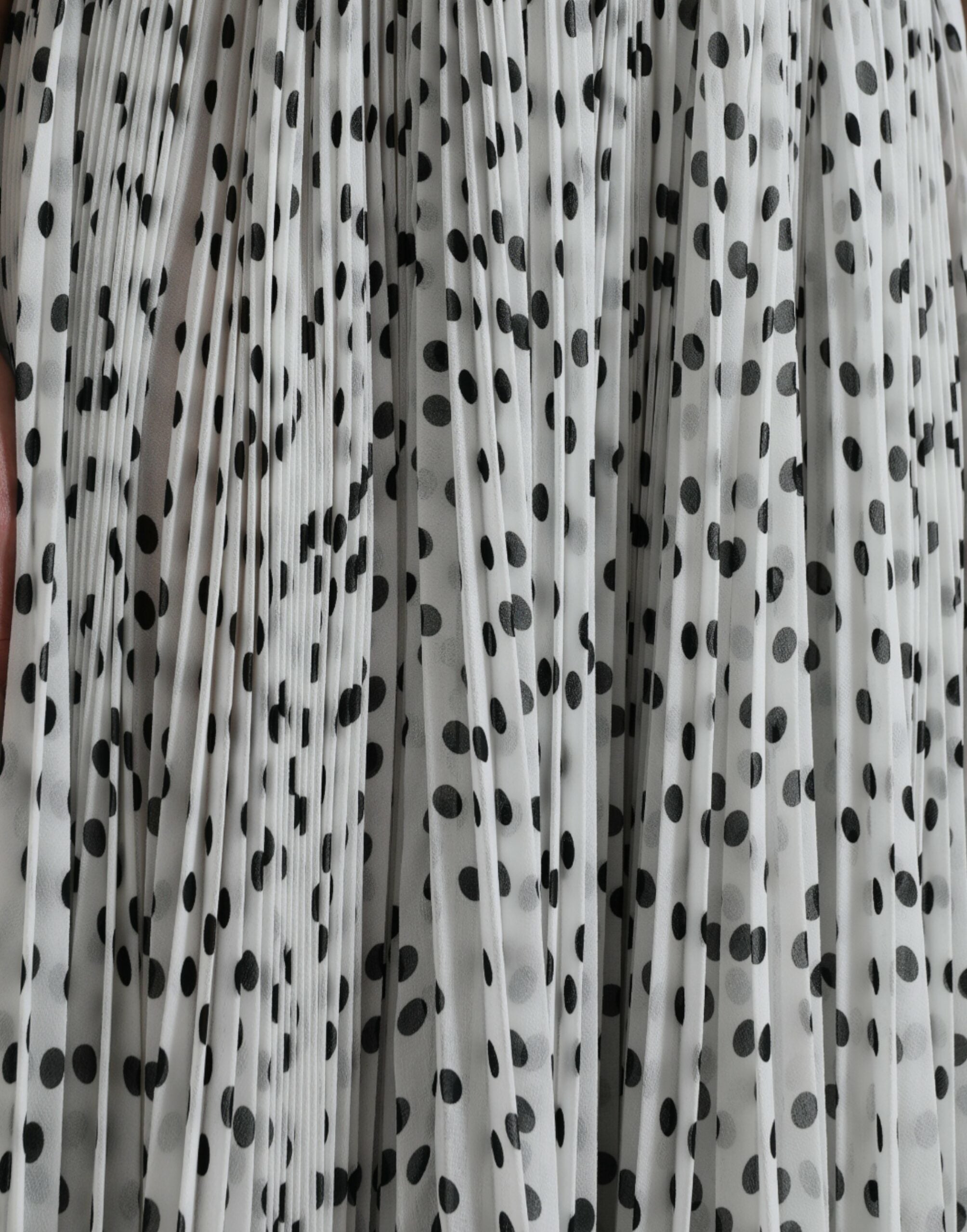 Robe longue plissée blanche à pois Dolce & Gabbana, robe de soirée élégante avec coupe évasée et détails à pois.