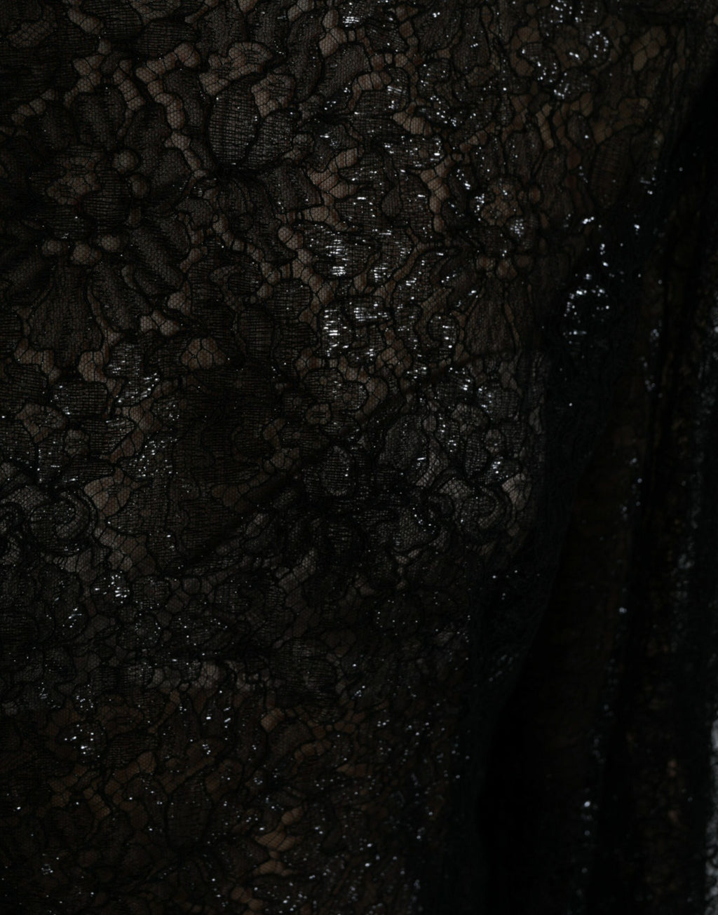 Robe midi en dentelle florale noire de Dolce & Gabbana, coupe évasée et transparente, élégante et sophistiquée.
