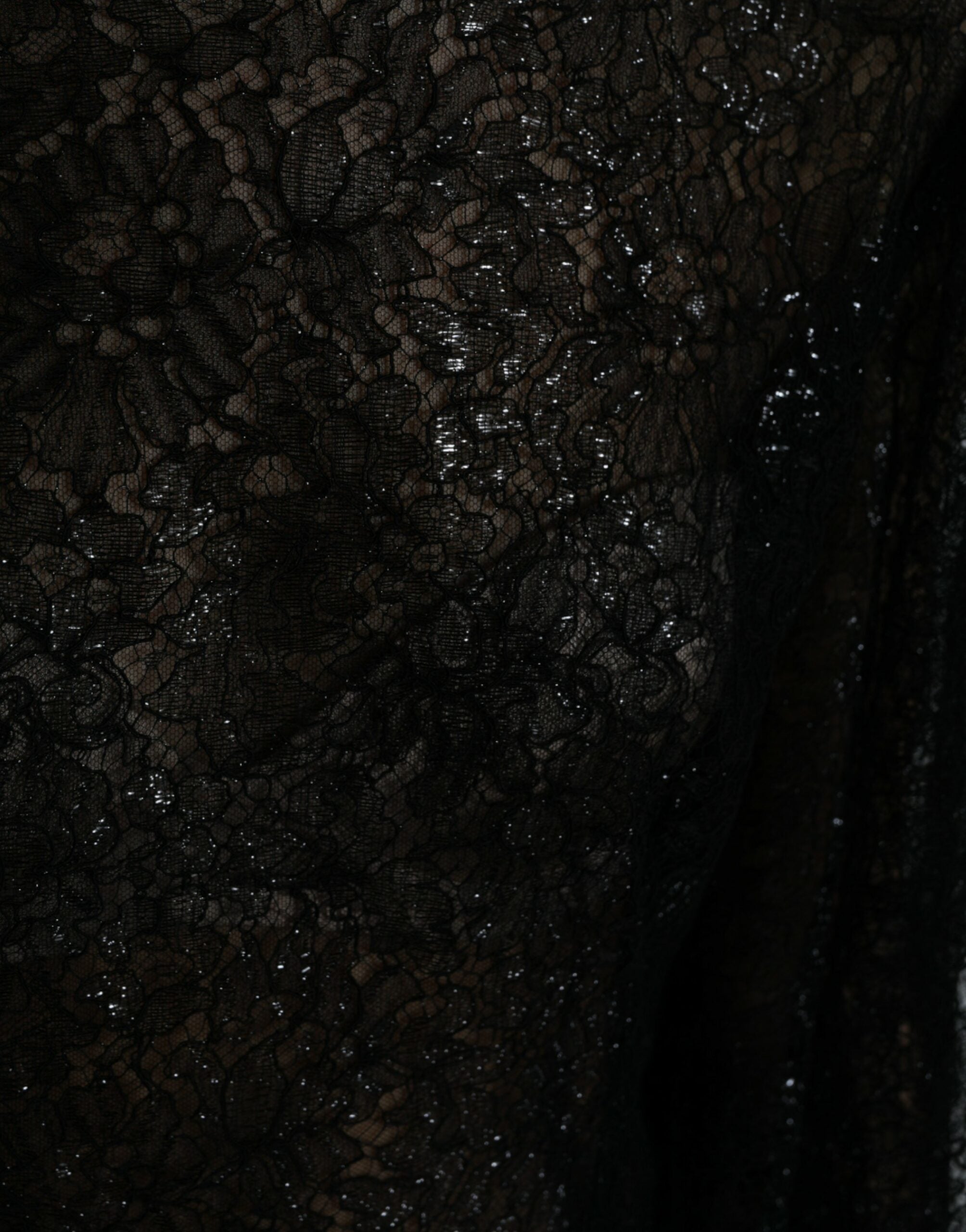 Robe midi en dentelle florale noire de Dolce & Gabbana, coupe évasée et transparente, élégante et sophistiquée.