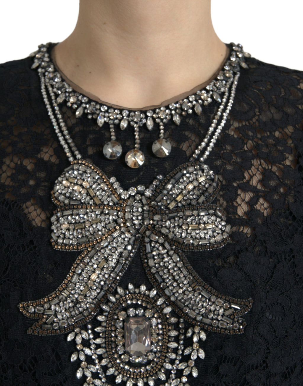 Robe droite en dentelle noire Dolce & Gabbana avec embellissements en cristaux et détails élégants.