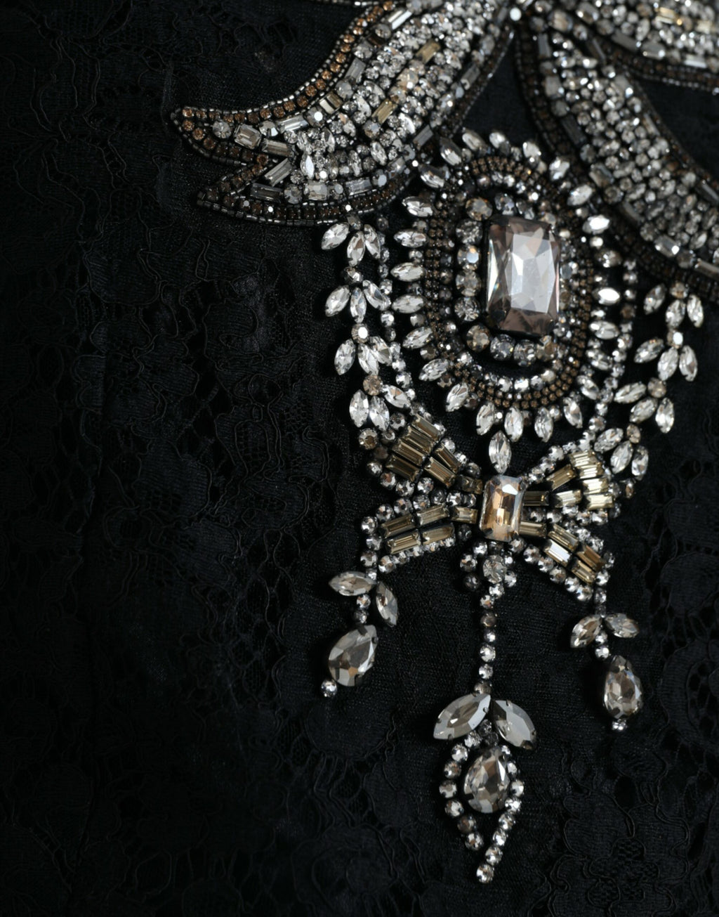 Robe courte noire en dentelle Dolce & Gabbana avec cristaux, coupe ajustée et détails élégants pour une occasion sophistiquée.