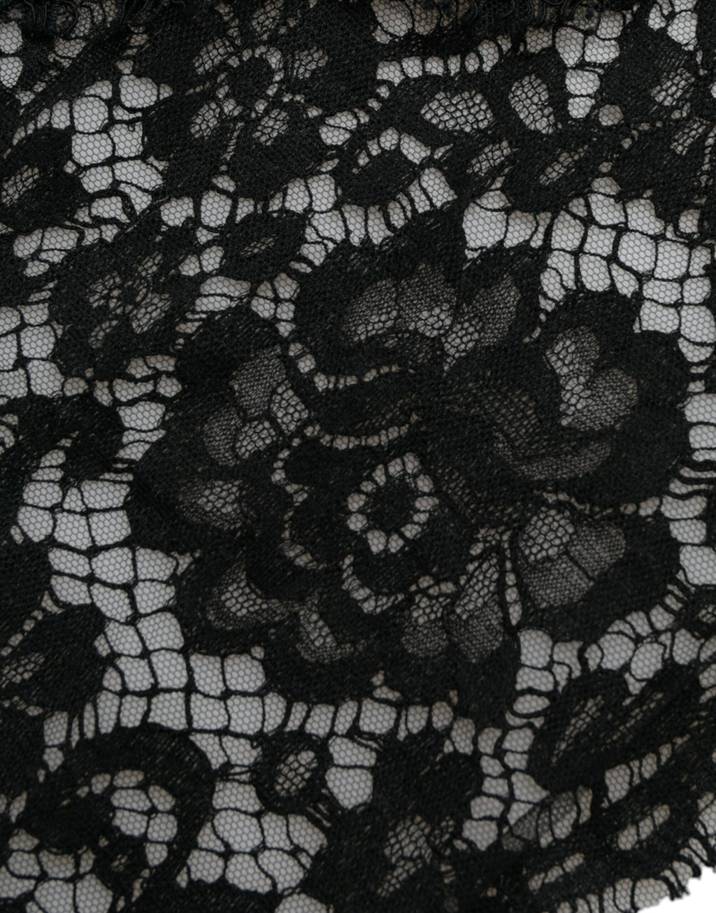 Robe noire en dentelle avec cristaux de la marque Dolce & Gabbana, coupe ajustée et élégante pour femme.