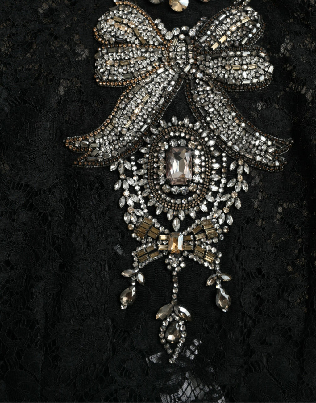 Robe droite noire Dolce & Gabbana en dentelle avec cristaux, détail élégant et sophistiqué, portée pour une occasion spéciale.