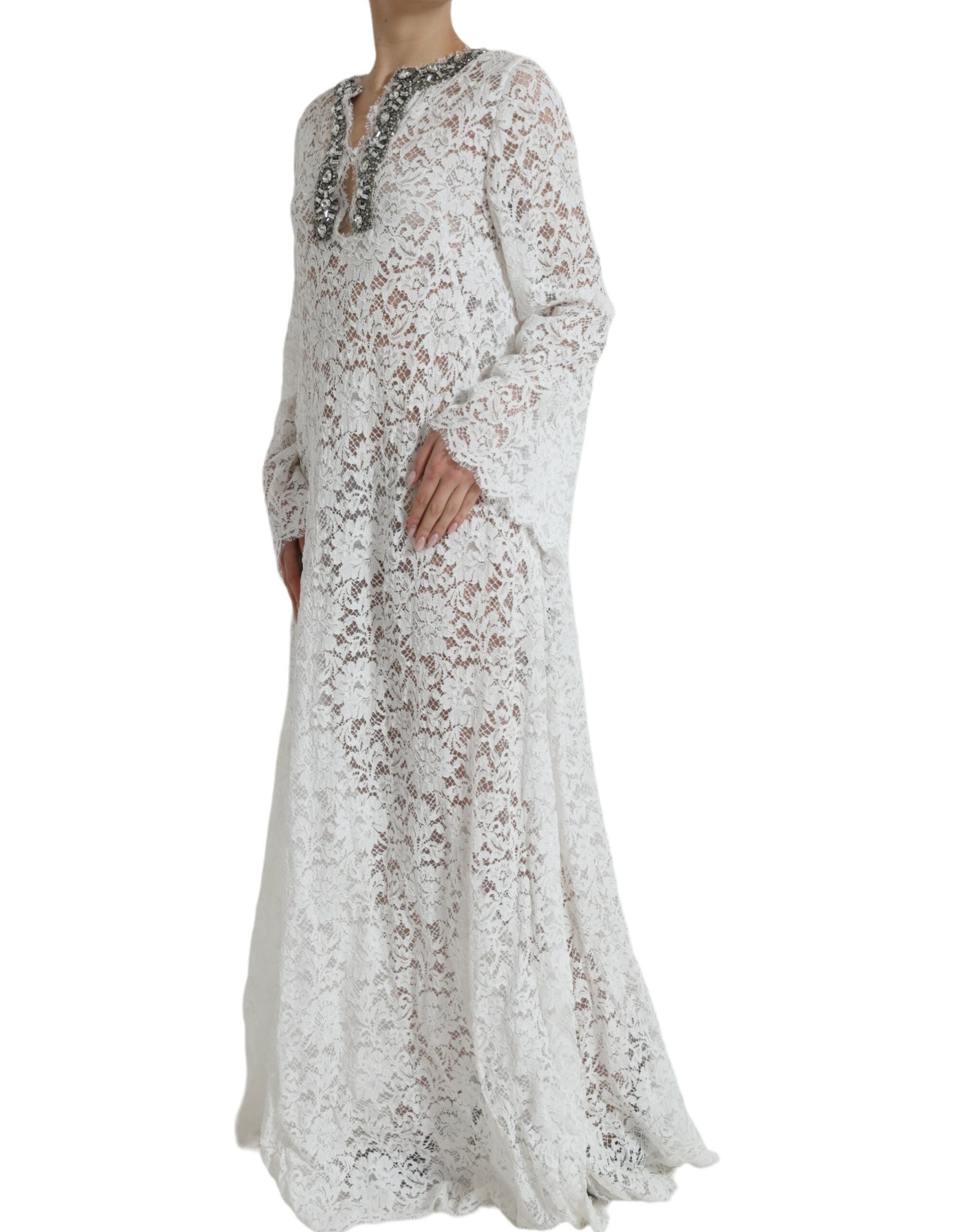 Robe droite blanche en dentelle avec cristaux, marque Dolce & Gabbana, élégante et raffinée, détails visibles sur la photo.