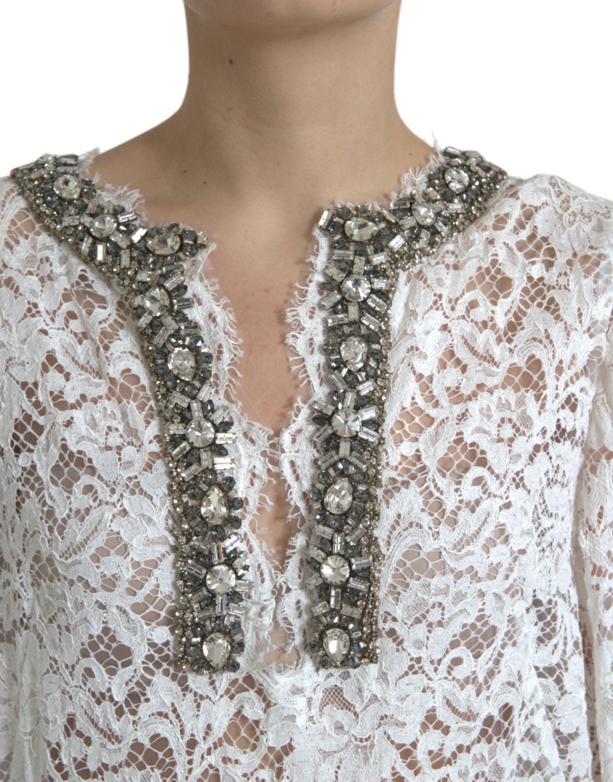 Robe blanche en dentelle de Dolce & Gabbana avec cristaux, coupe droite élégante et détails raffinés.