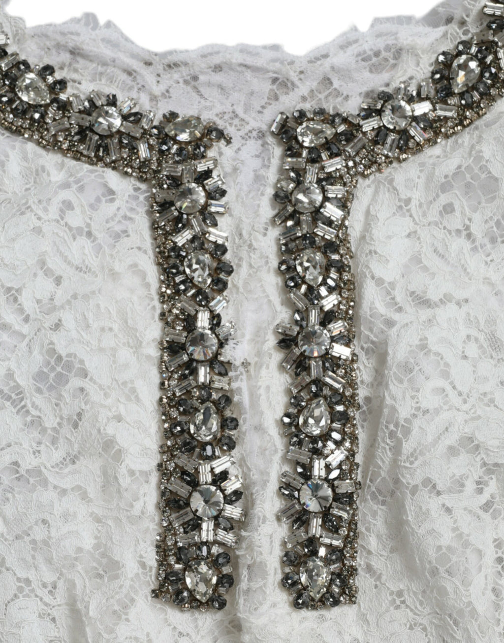 Robe blanche en dentelle Dolce & Gabbana avec embellissements en cristaux, coupe shift élégante.