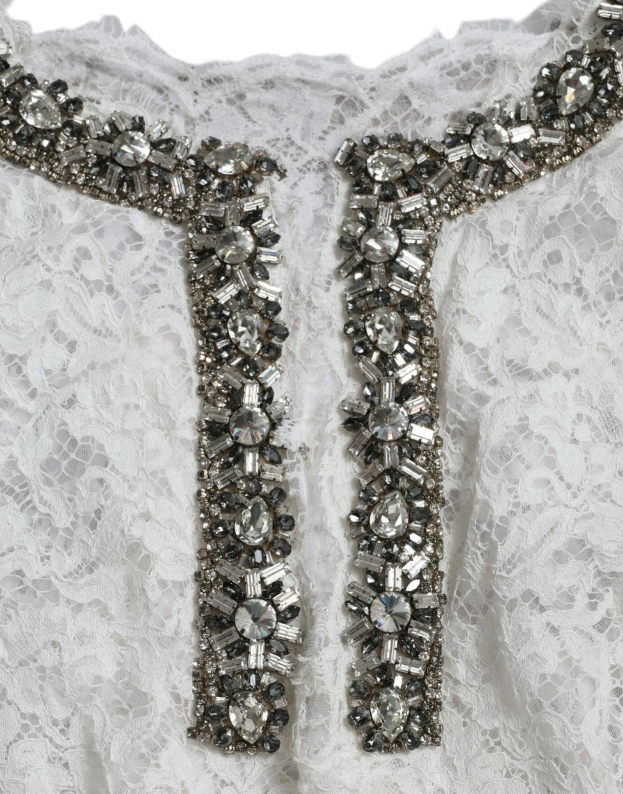 Robe blanche en dentelle Dolce & Gabbana avec embellissements en cristaux, coupe shift élégante.