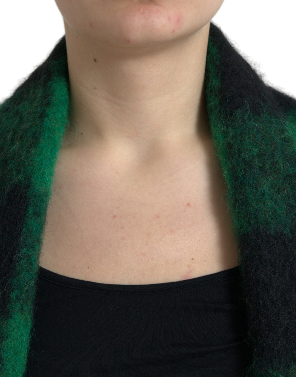Manteau poncho Dolce & Gabbana en tartan noir et vert avec motif buffalo, chaud et élégant, porté en extérieur.