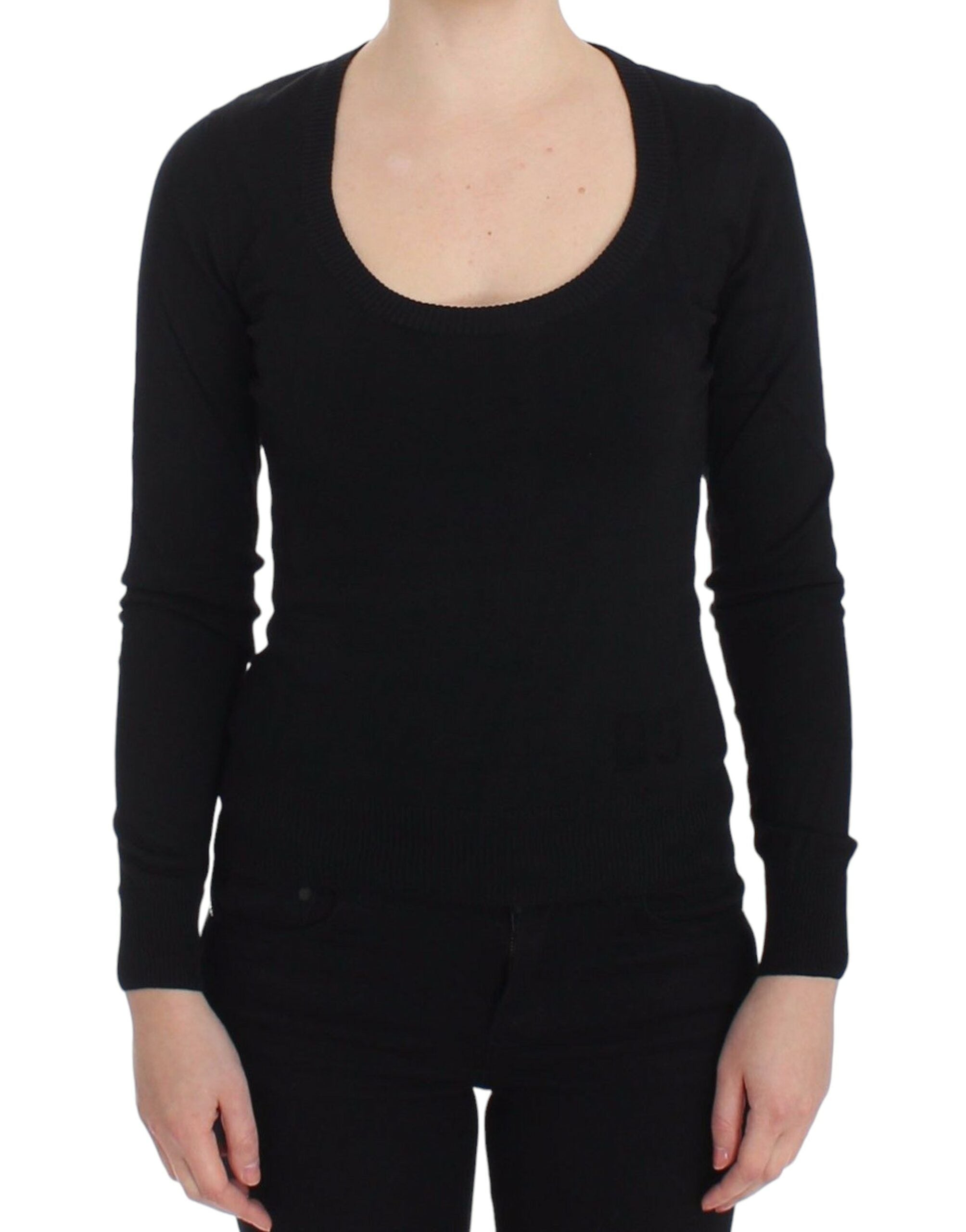 Pull-over en cachemire noir Dolce & Gabbana, vêtement à col ras du cou, doux et élégant, porté sur un mannequin.