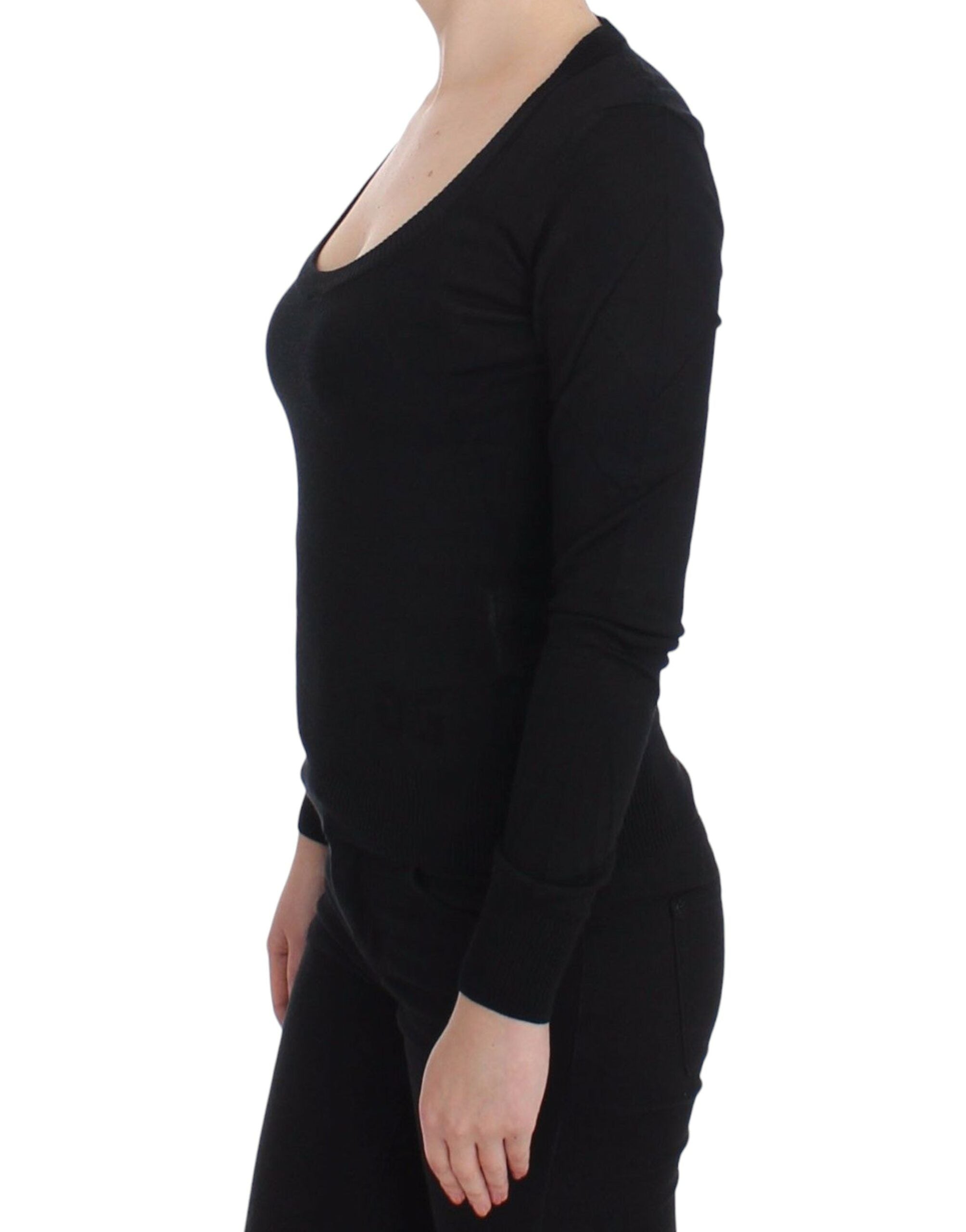 Pull en cachemire noir Dolce & Gabbana à col rond, douceur et élégance pour un style sophistiqué.