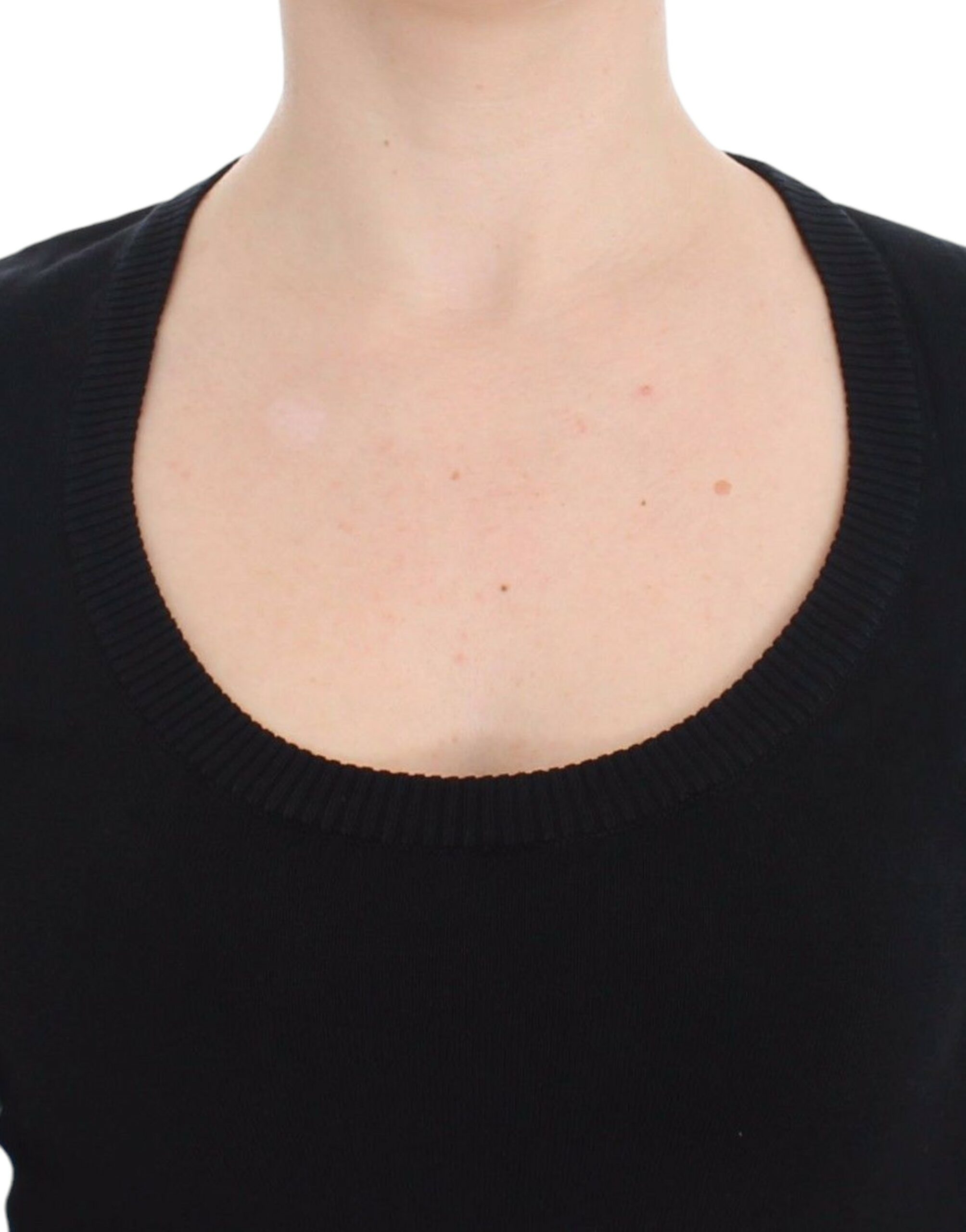 Pull-over en cachemire noir Dolce & Gabbana, col rond, doux et élégant, posé sur un fond neutre.