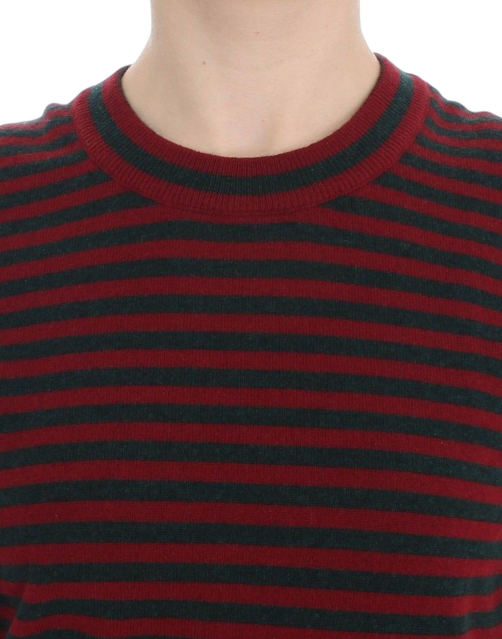 Pull Dolce & Gabbana en cachemire rouge et gris à manches courtes, visible avec détail de la texture douce et élégante.