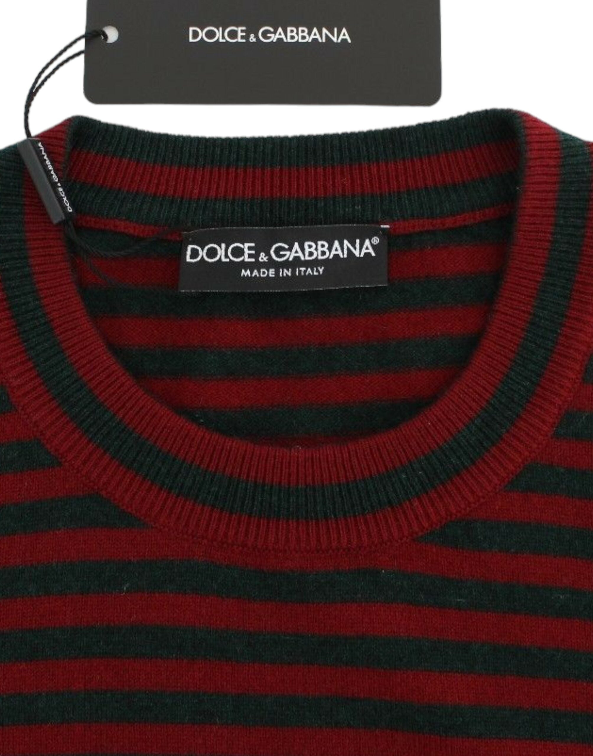 Pull Dolce & Gabbana en cachemire rouge et gris à manches courtes, doux et élégant, porté sur un mannequin.