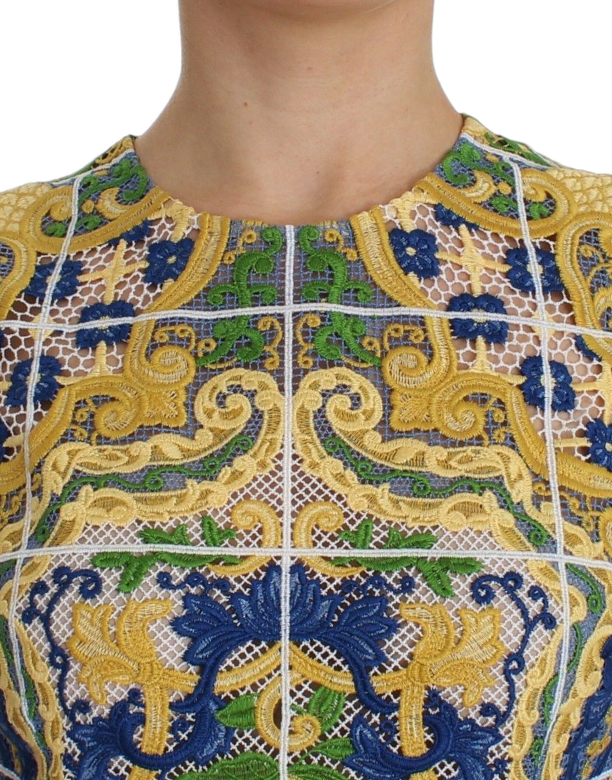 Pull Dolce & Gabbana multicolore avec broderie majolique, design élégant et coloré, en laine ou coton, porté sur un modèle.