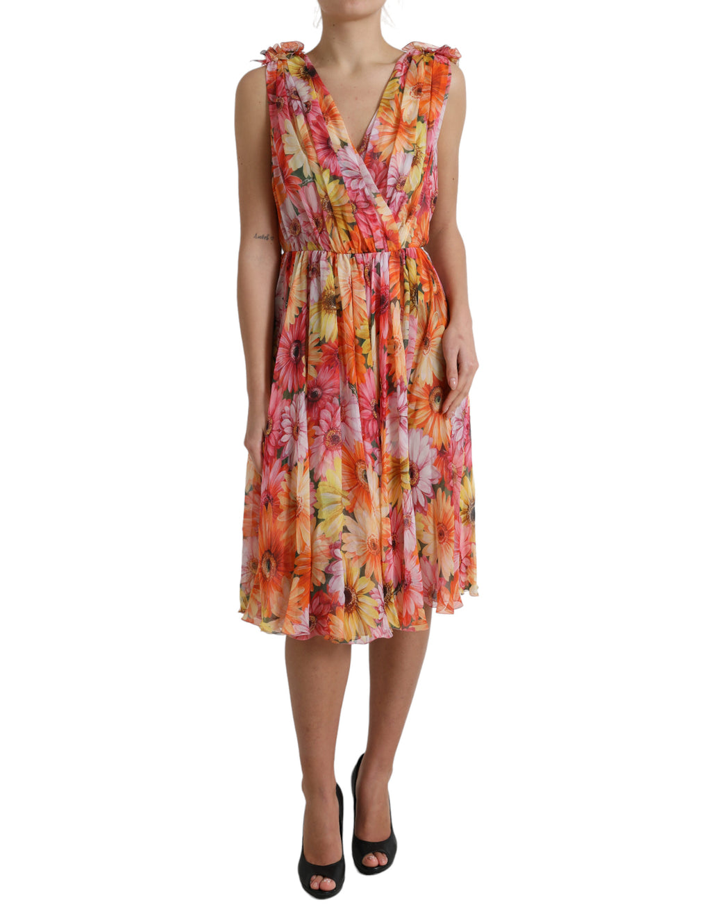 Robe midi en soie à imprimé tournesol multicolore de Dolce & Gabbana, élégante et fluide, portée sur un mannequin.