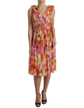 Robe midi en soie à imprimé tournesol multicolore de Dolce & Gabbana, élégante et fluide, portée sur un mannequin.