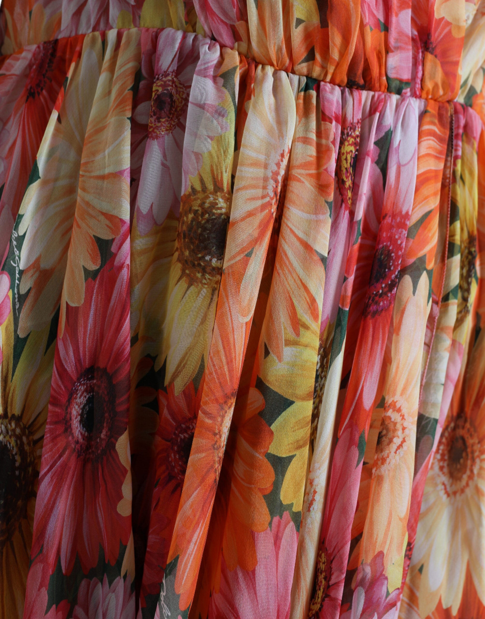 Robe midi en soie à imprimé tournesol multicolore de Dolce & Gabbana, vêtement élégant avec motif floral vibrant.