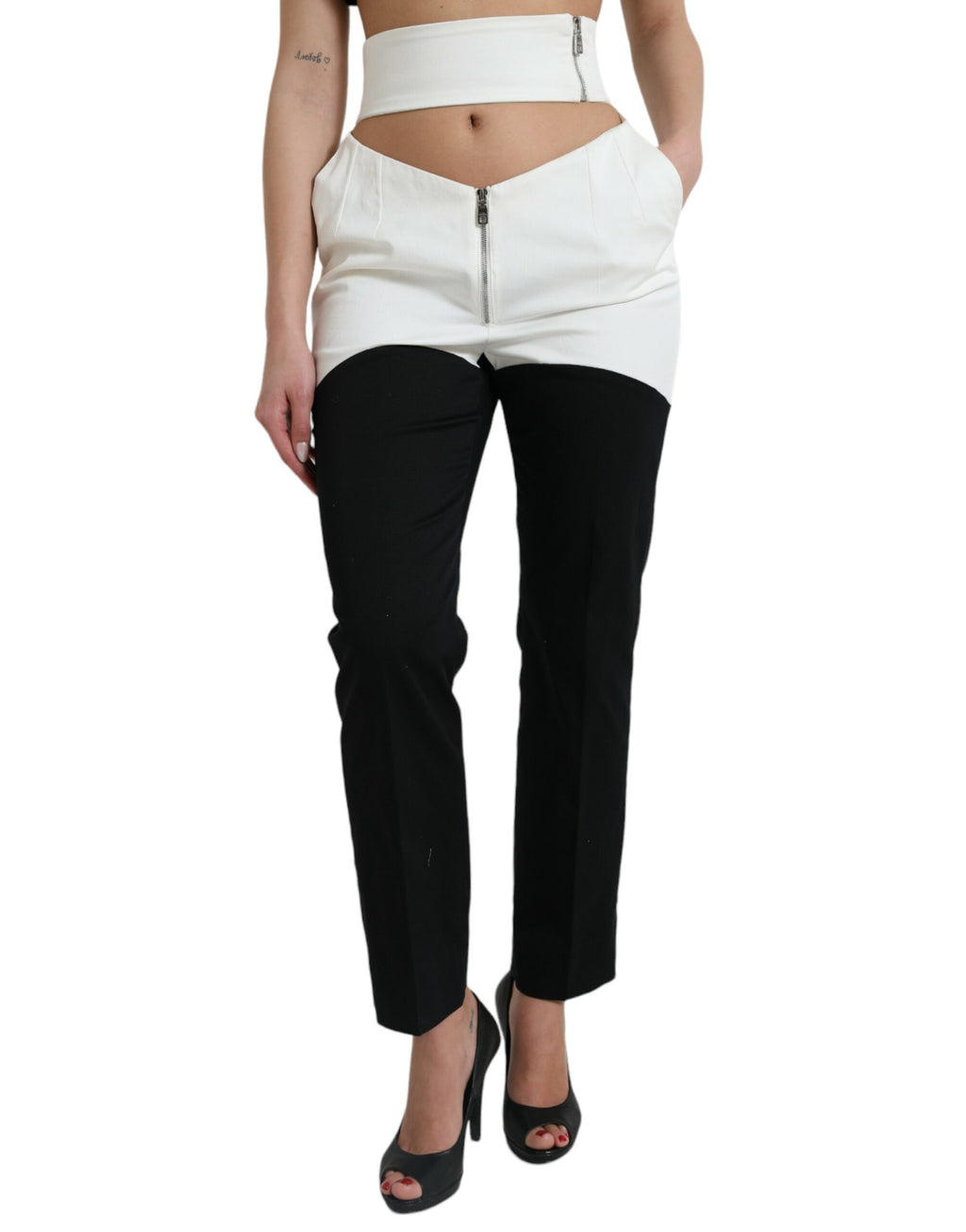 Pantalons tapered noirs et blancs en coton avec découpe à la taille, par Dolce & Gabbana, vue de face.