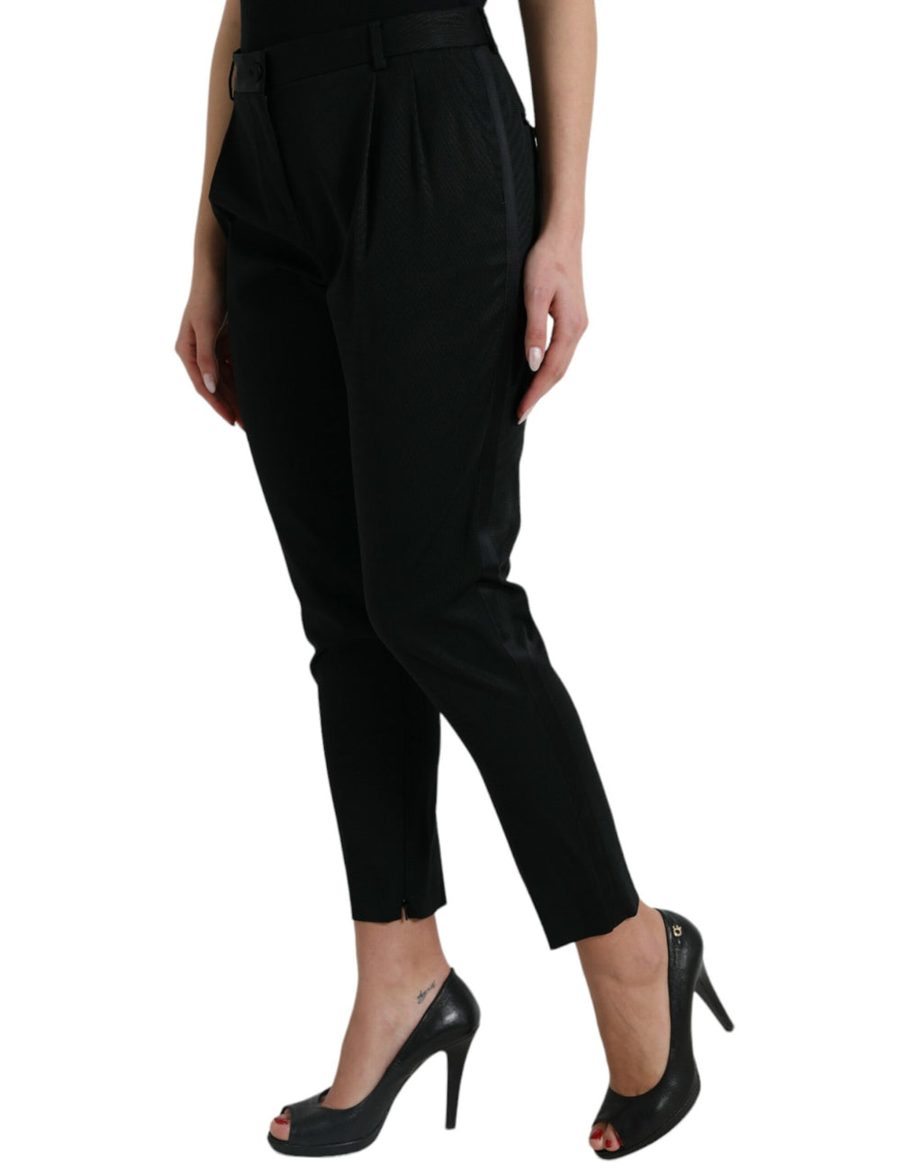 Pantalons coupe haute en laine noire Dolce & Gabbana, taille haute, raccourcis et fuselés, visibles sur le mannequin.