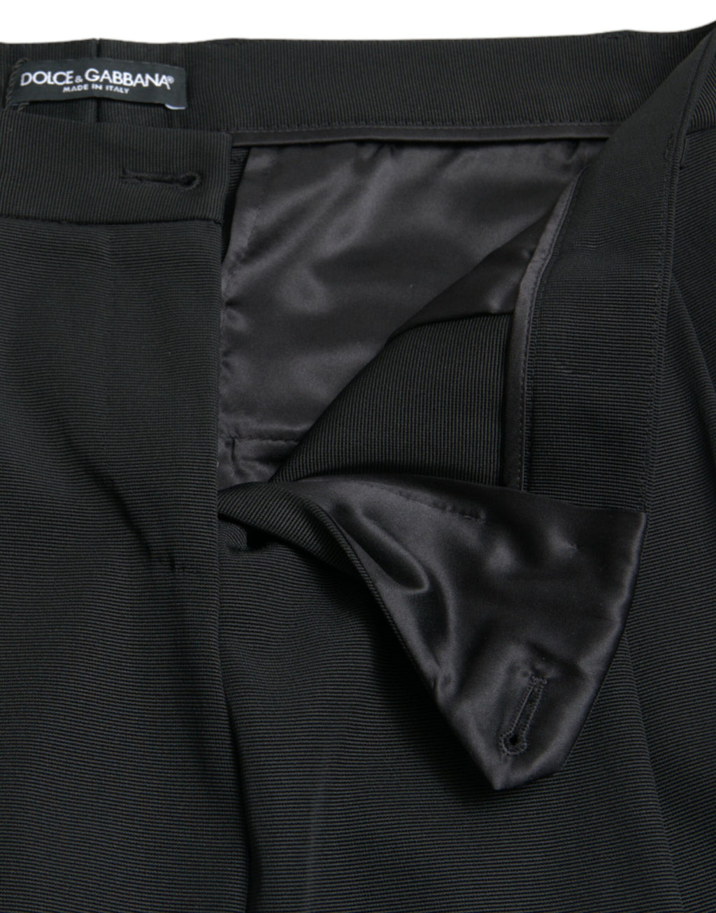 Pantalon noir en laine Dolce & Gabbana, taille haute, cropped et tapered, vue de face sur mannequin.