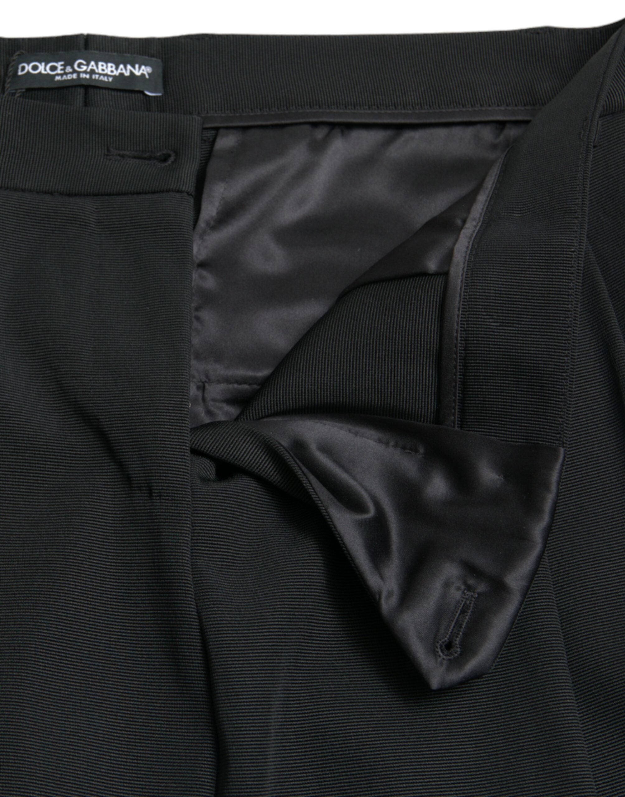 Pantalon noir en laine Dolce & Gabbana, taille haute, cropped et tapered, vue de face sur mannequin.