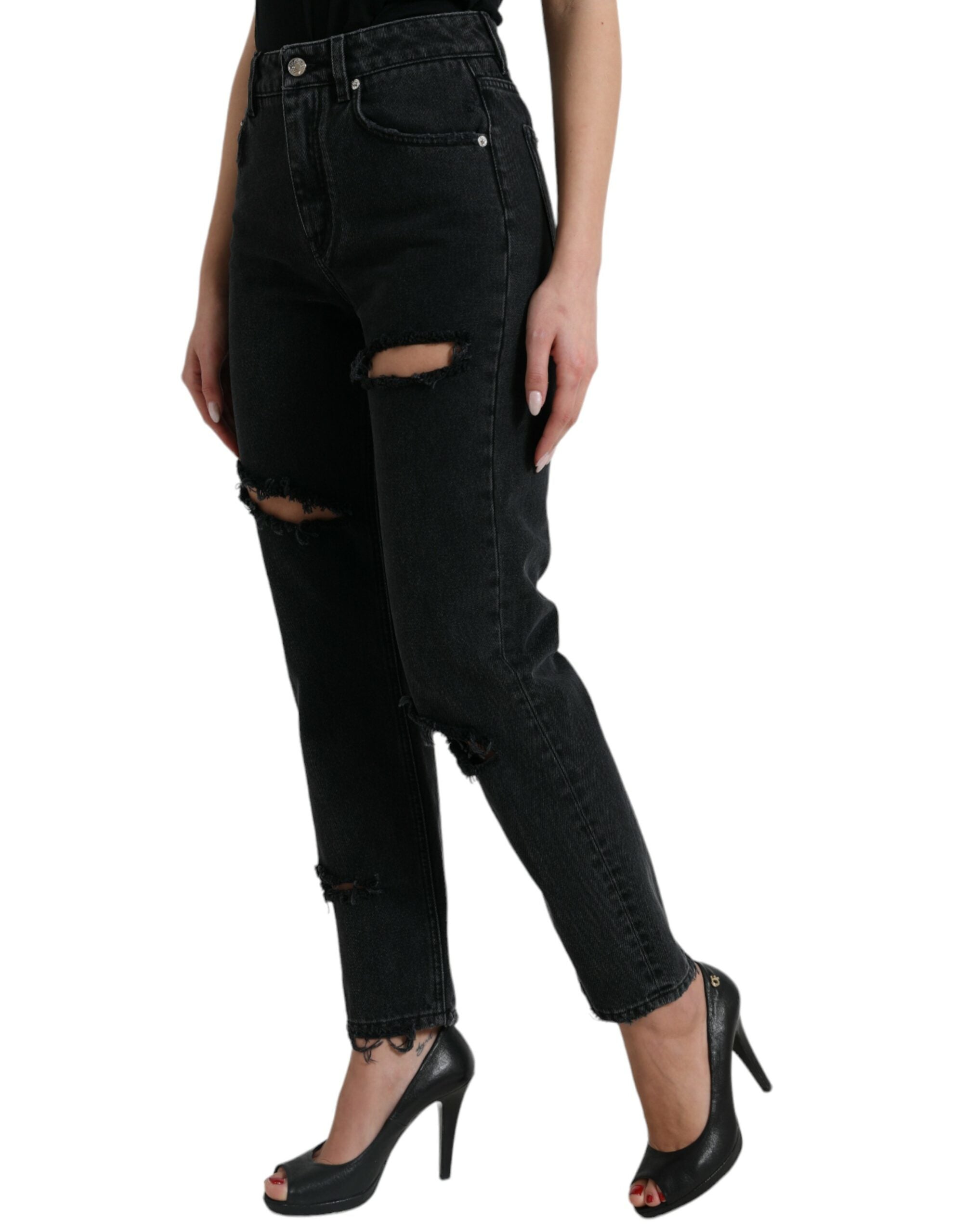 Jeans en denim noir Dolce & Gabbana, taille haute, avec déchirures tachetées, coupe tendance et style décontracté.